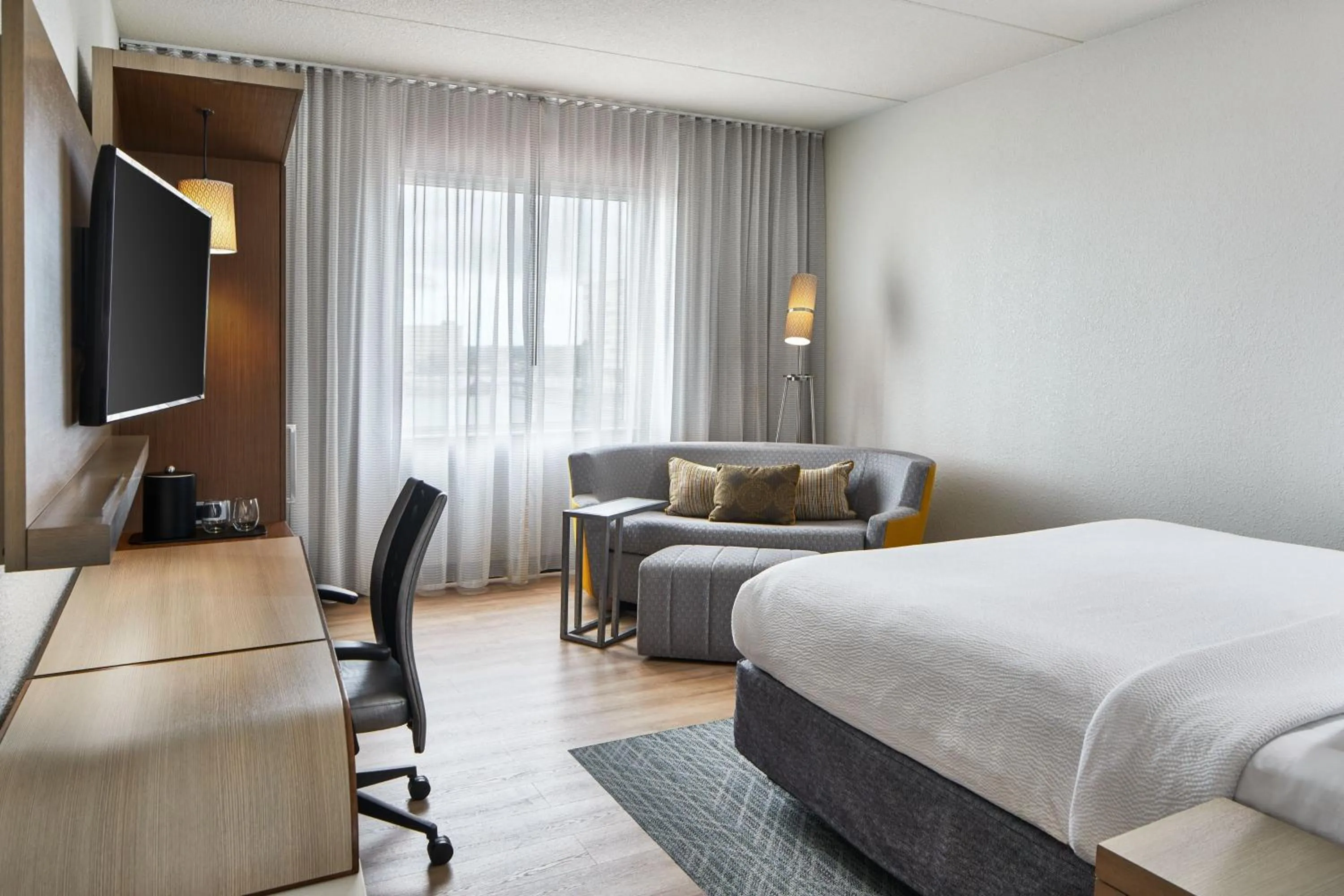 Photo of the whole room, Bed in Courtyard by Marriott St. Petersburg Clearwater/Madeira Beach