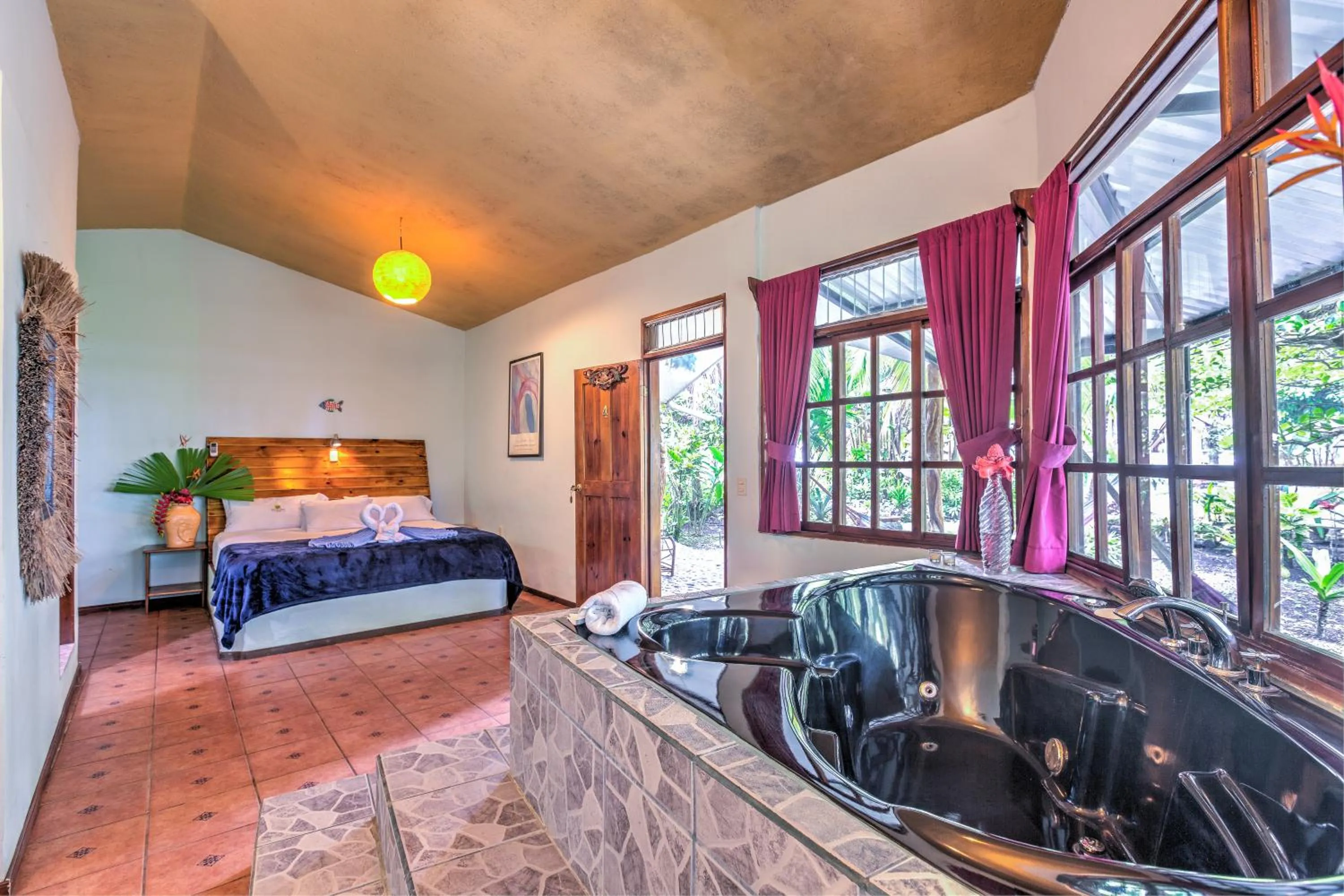King Suite with Spa Bath - single occupancy in La Diosa Nature Lodge