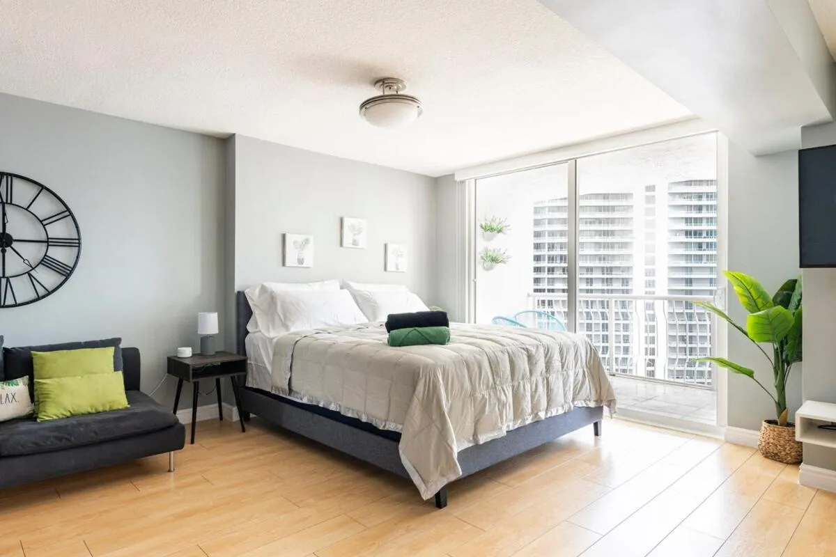 Bed in Brickell Center w/City & Bay View + FREE Parking!