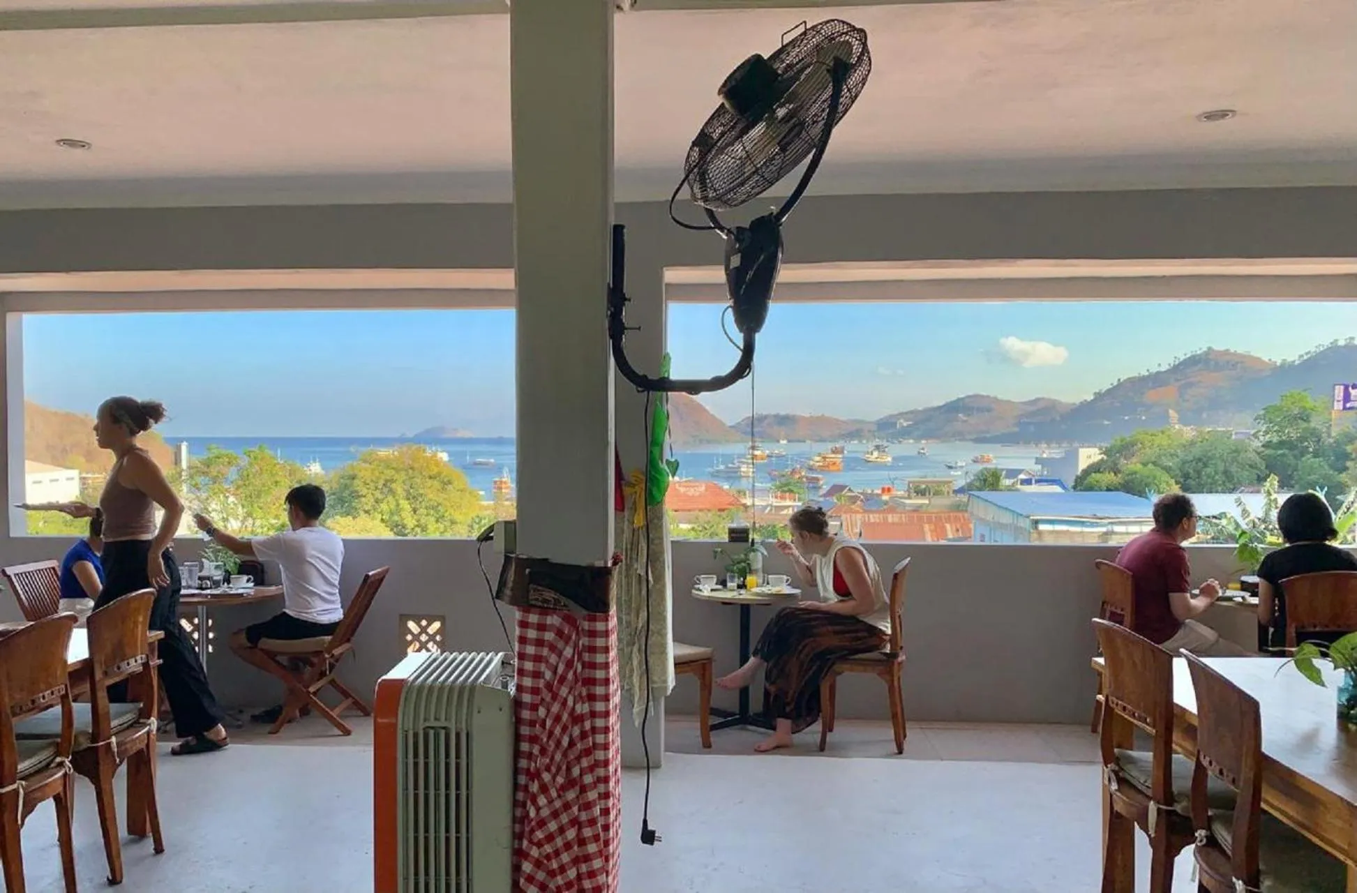 Restaurant/places to eat in Komodo Lodge