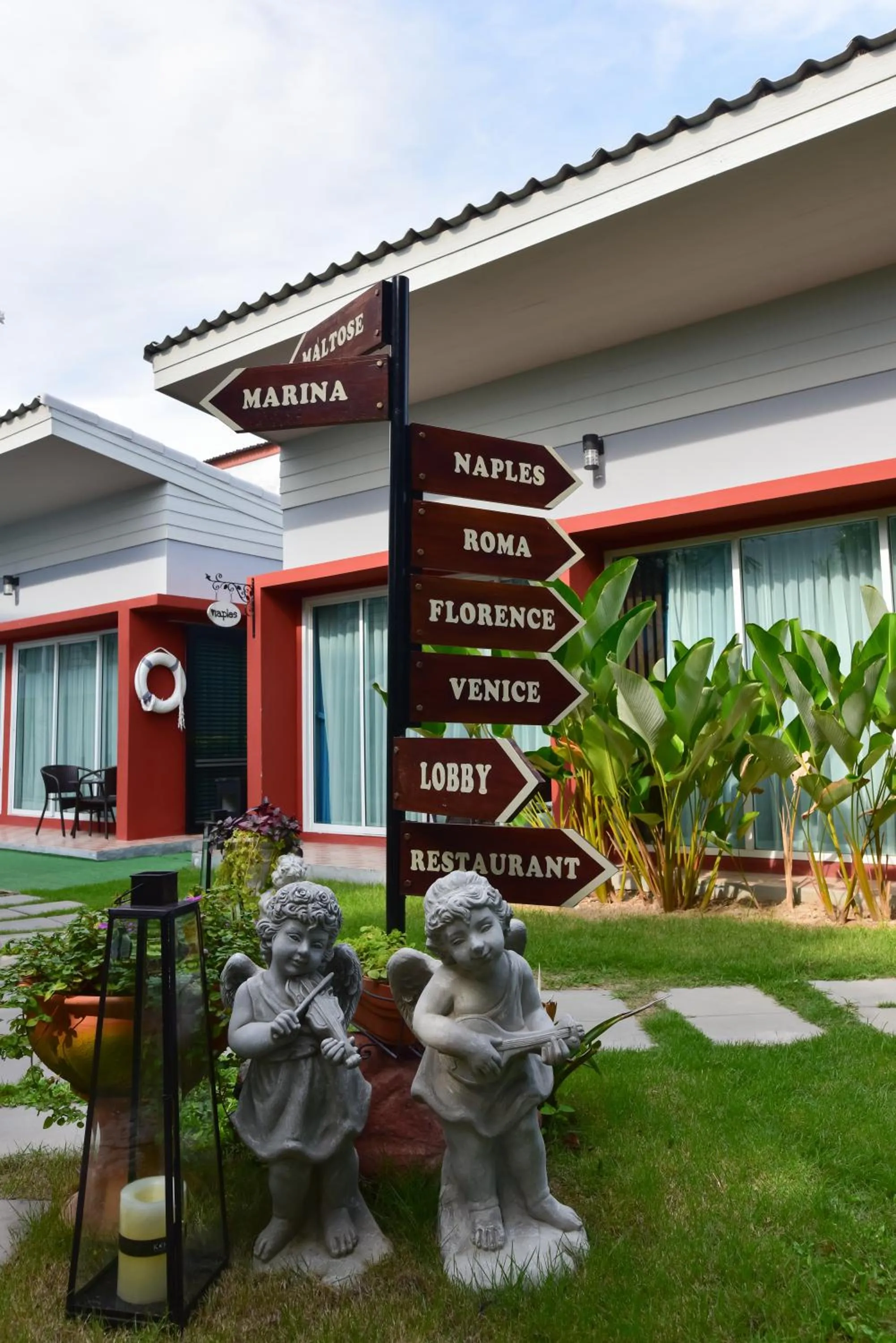 Facade/entrance in Milano Huahin