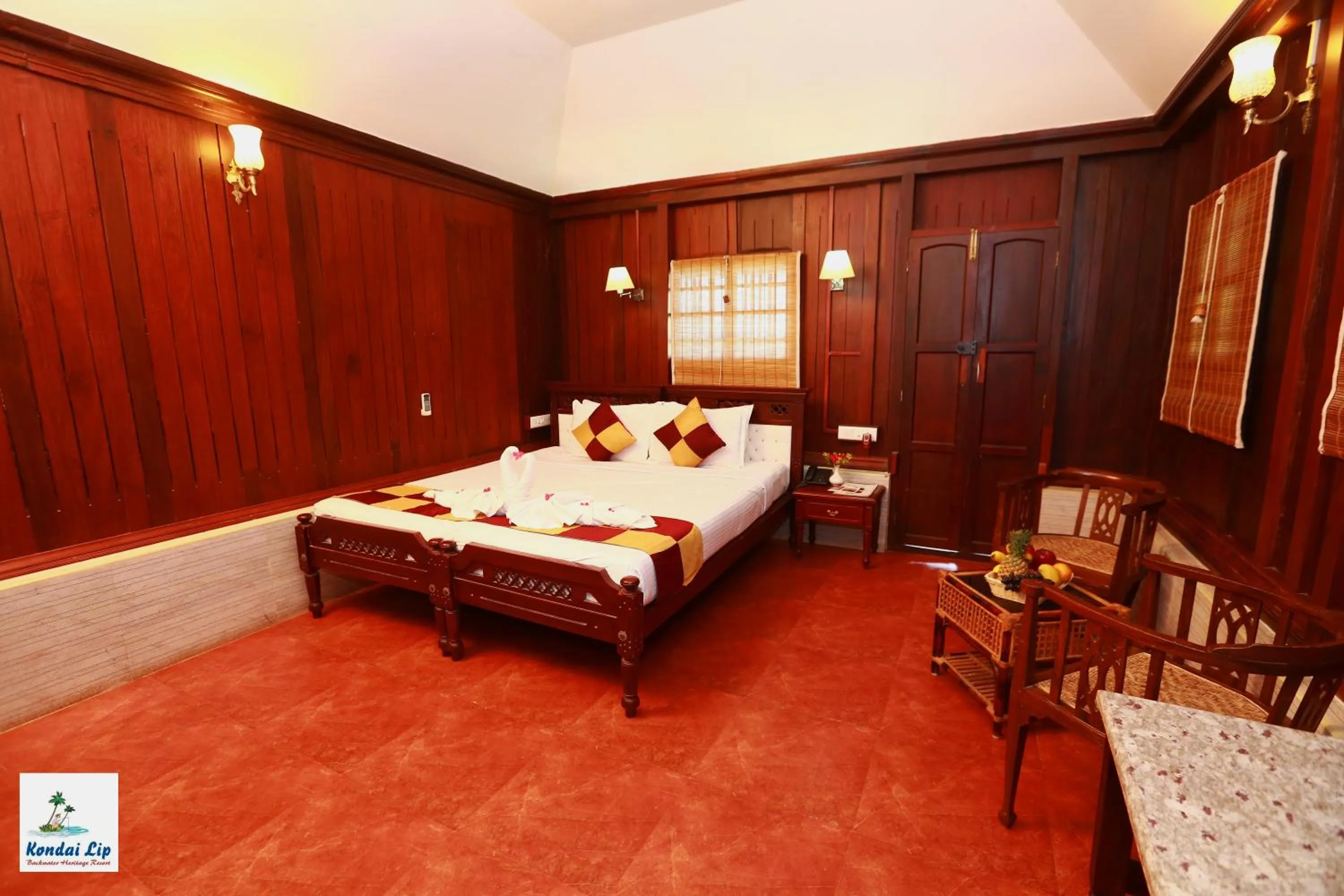 Bed in Kondai Lip Backwater Heritage Resort