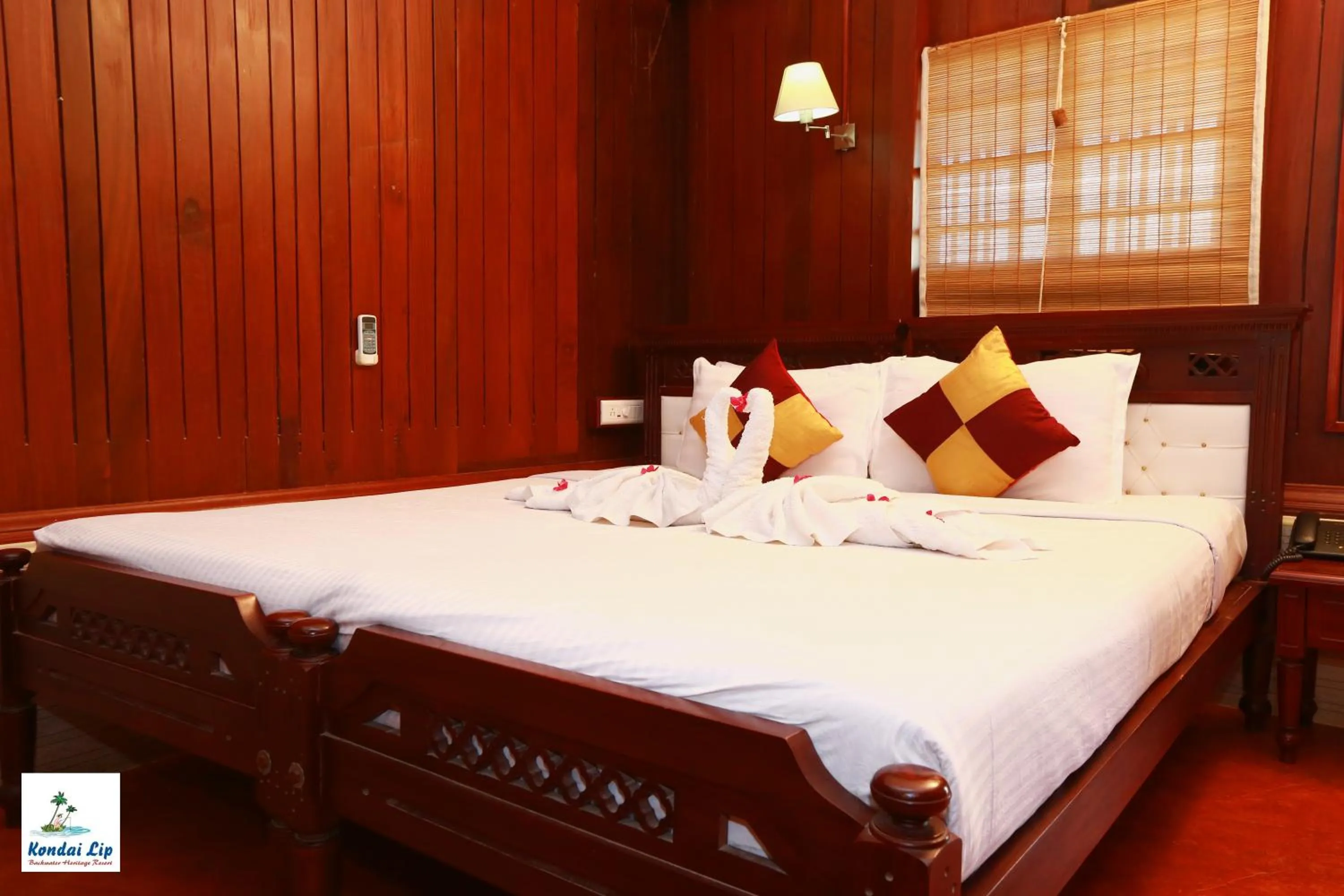 Bed in Kondai Lip Backwater Heritage Resort