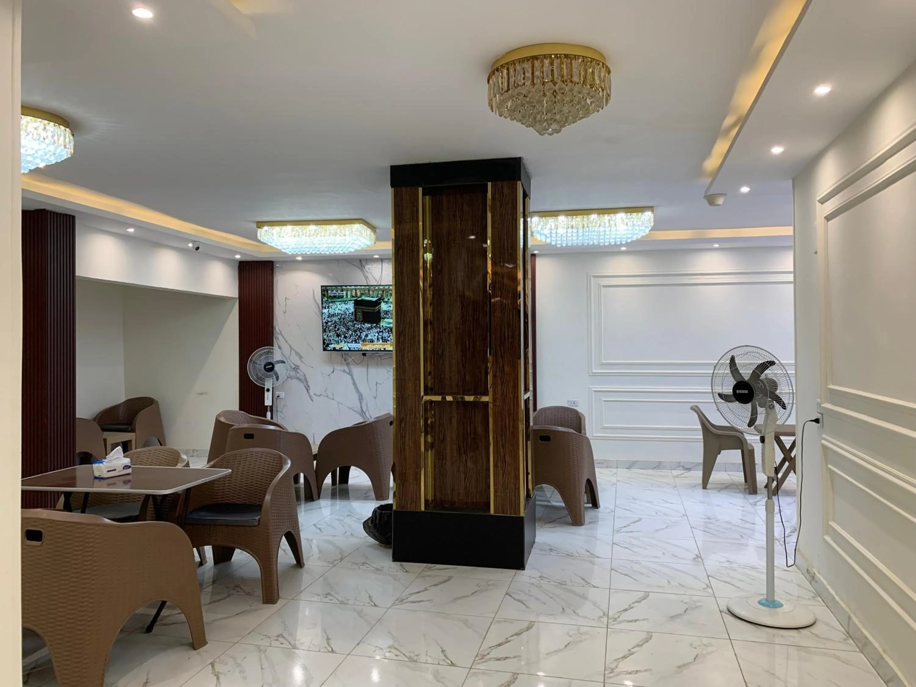 PR Family pyramids inn