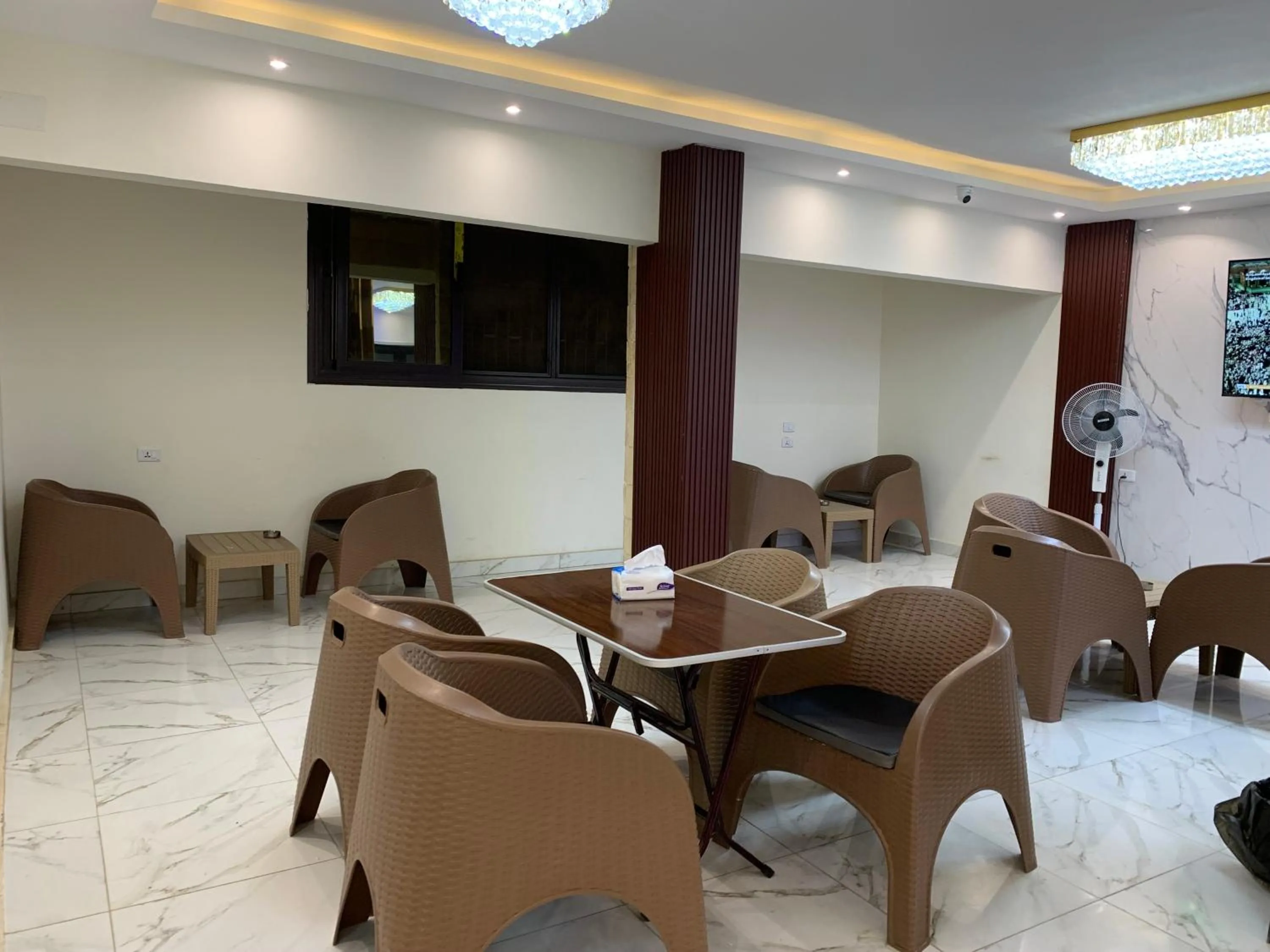 Restaurant/places to eat in PR Family pyramids inn