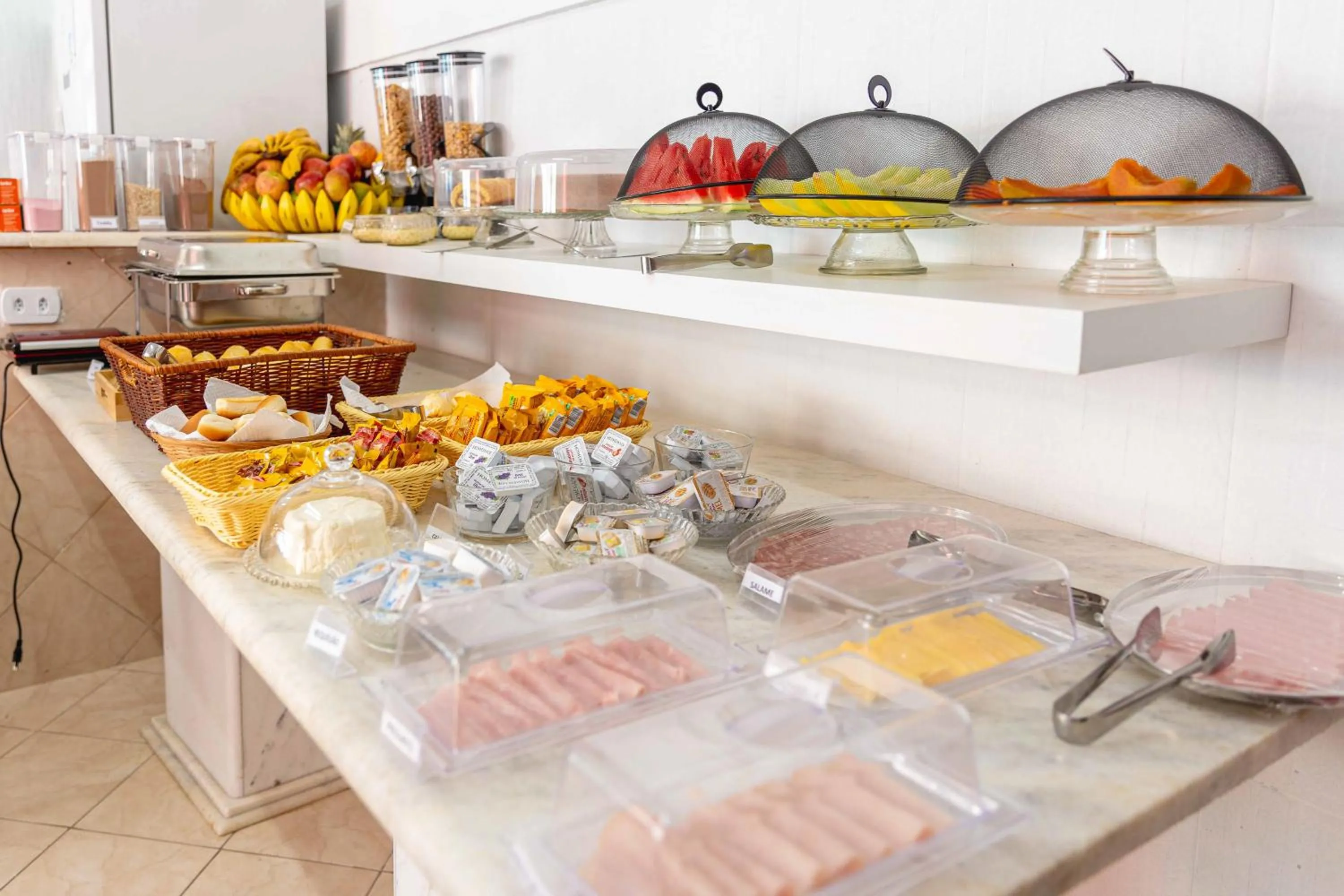 Buffet breakfast in Pousada Sol da Enseada Guarujá Inn - Piscina Aquecida