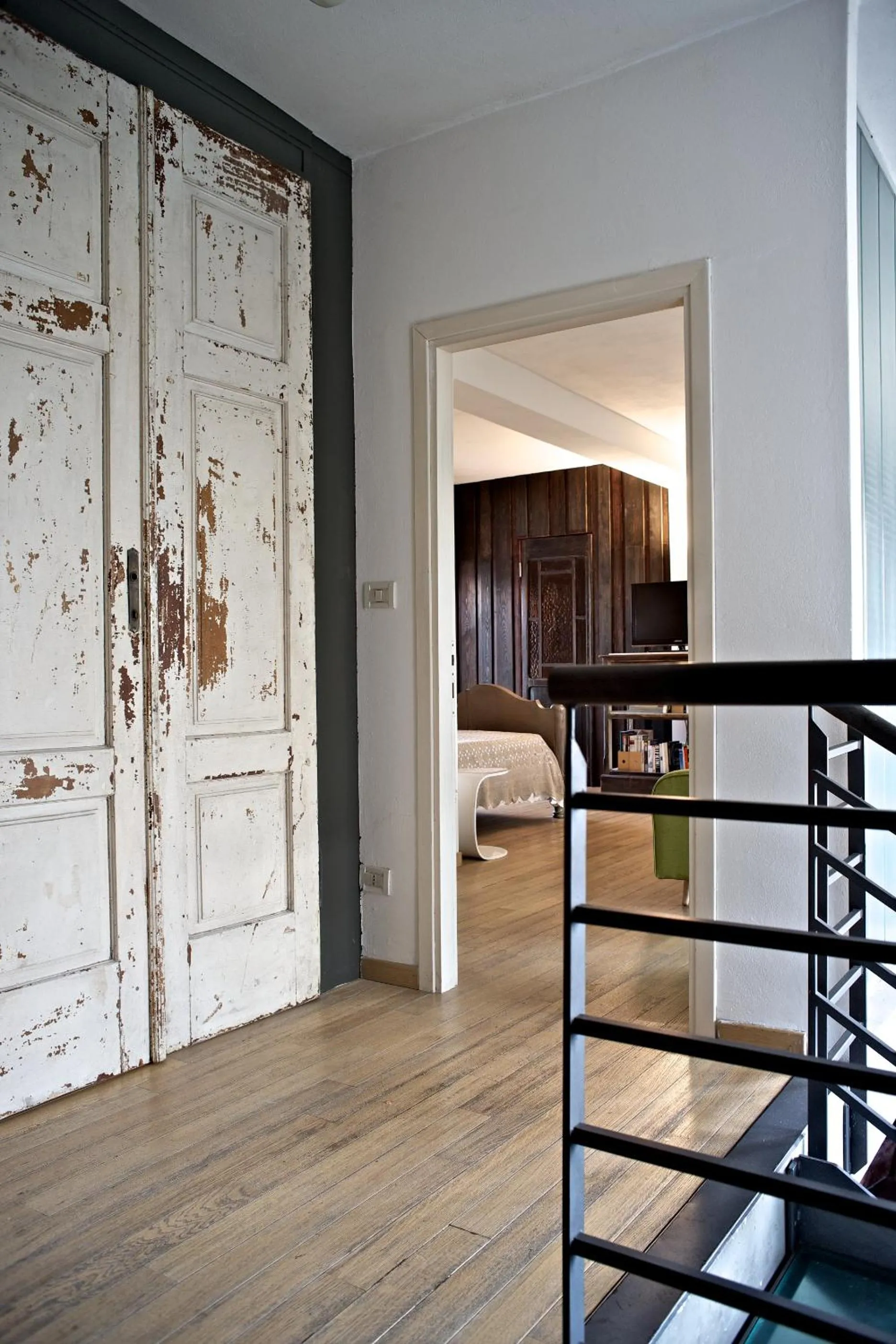 Photo of the whole room in B&B Design