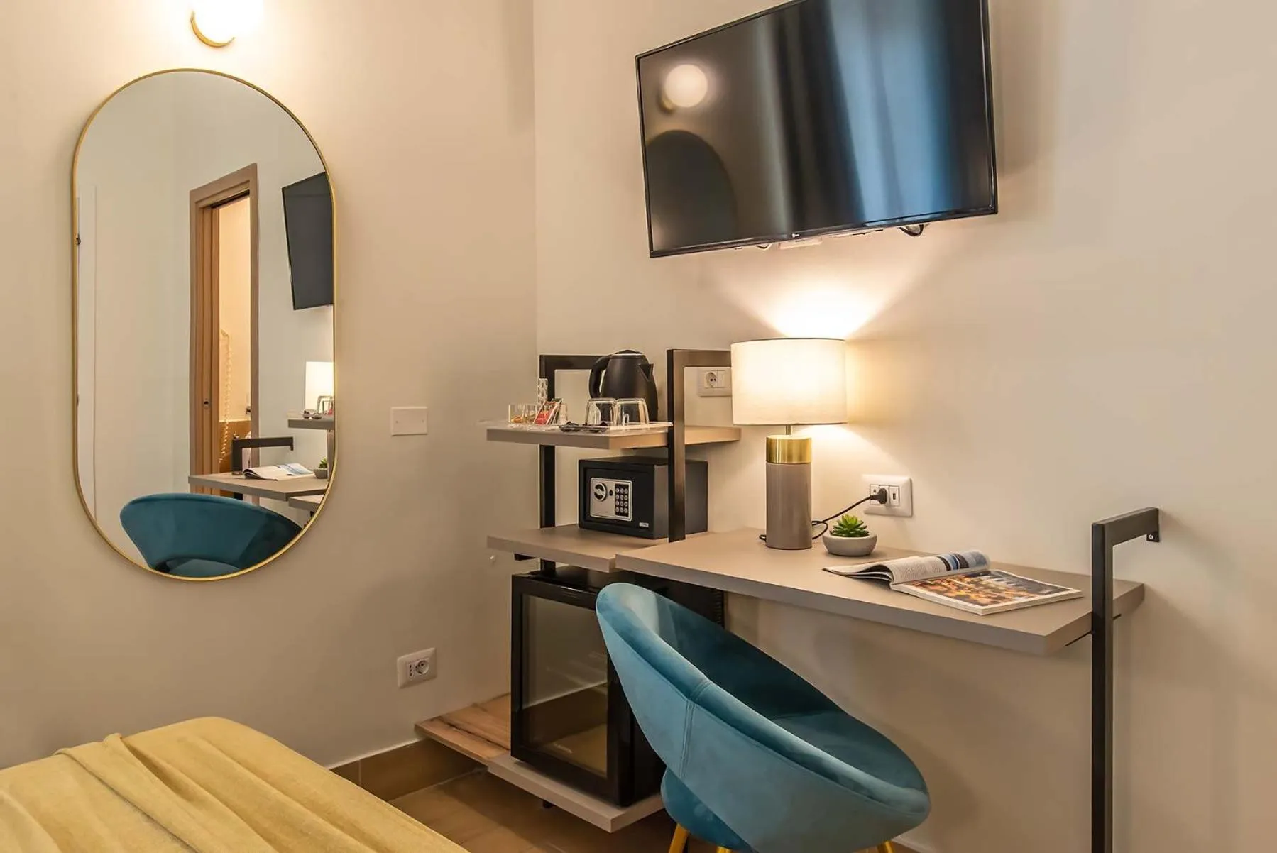 TV and multimedia, Bed in 94Rooms Vatican Guest House - Vigliena