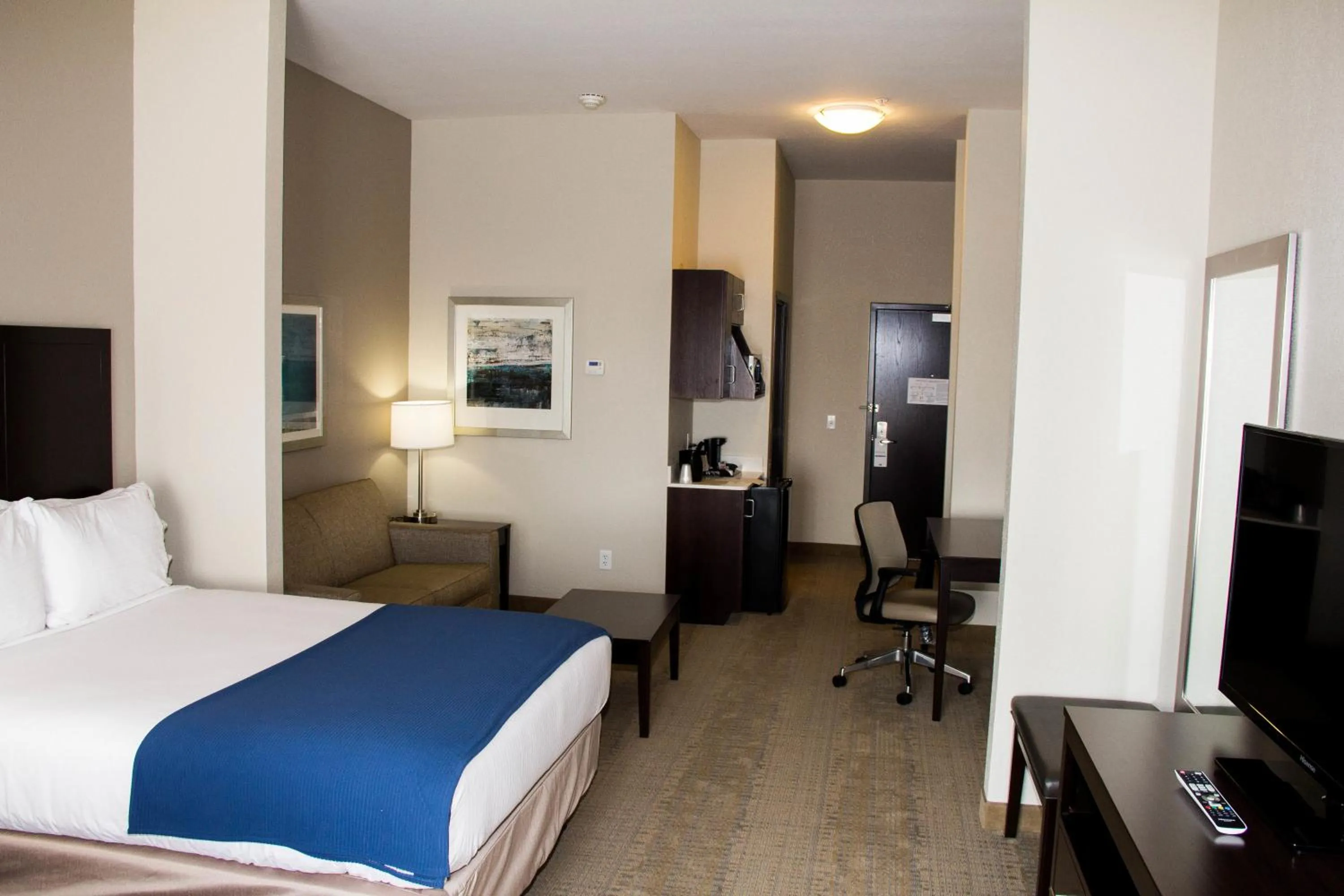 Bedroom, Bed in Holiday Inn Express and Suites Sikeston by IHG