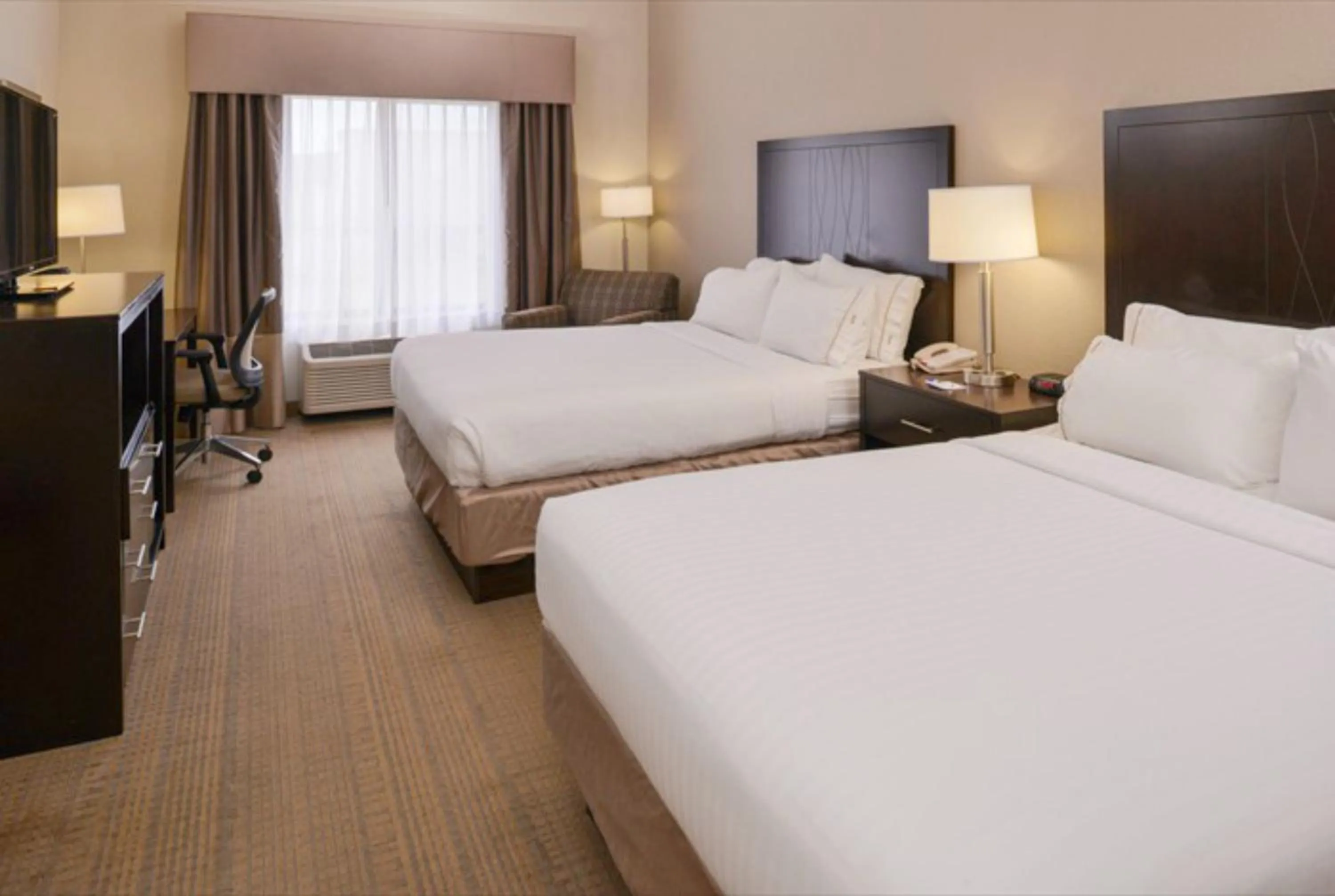 Photo of the whole room, Bed in Holiday Inn Express and Suites Sikeston by IHG