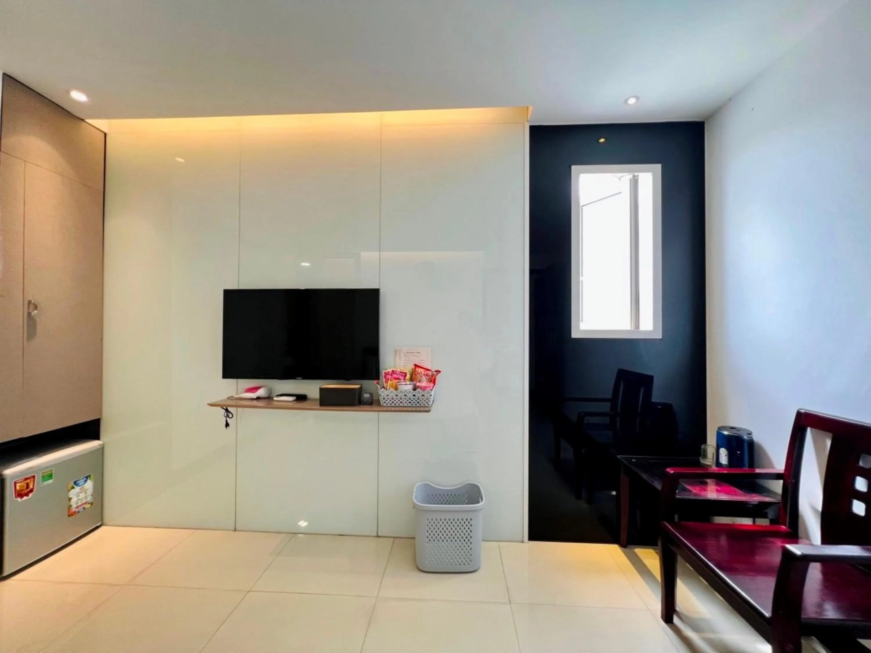 Communal lounge/ TV room in Holiday Inn Hotel