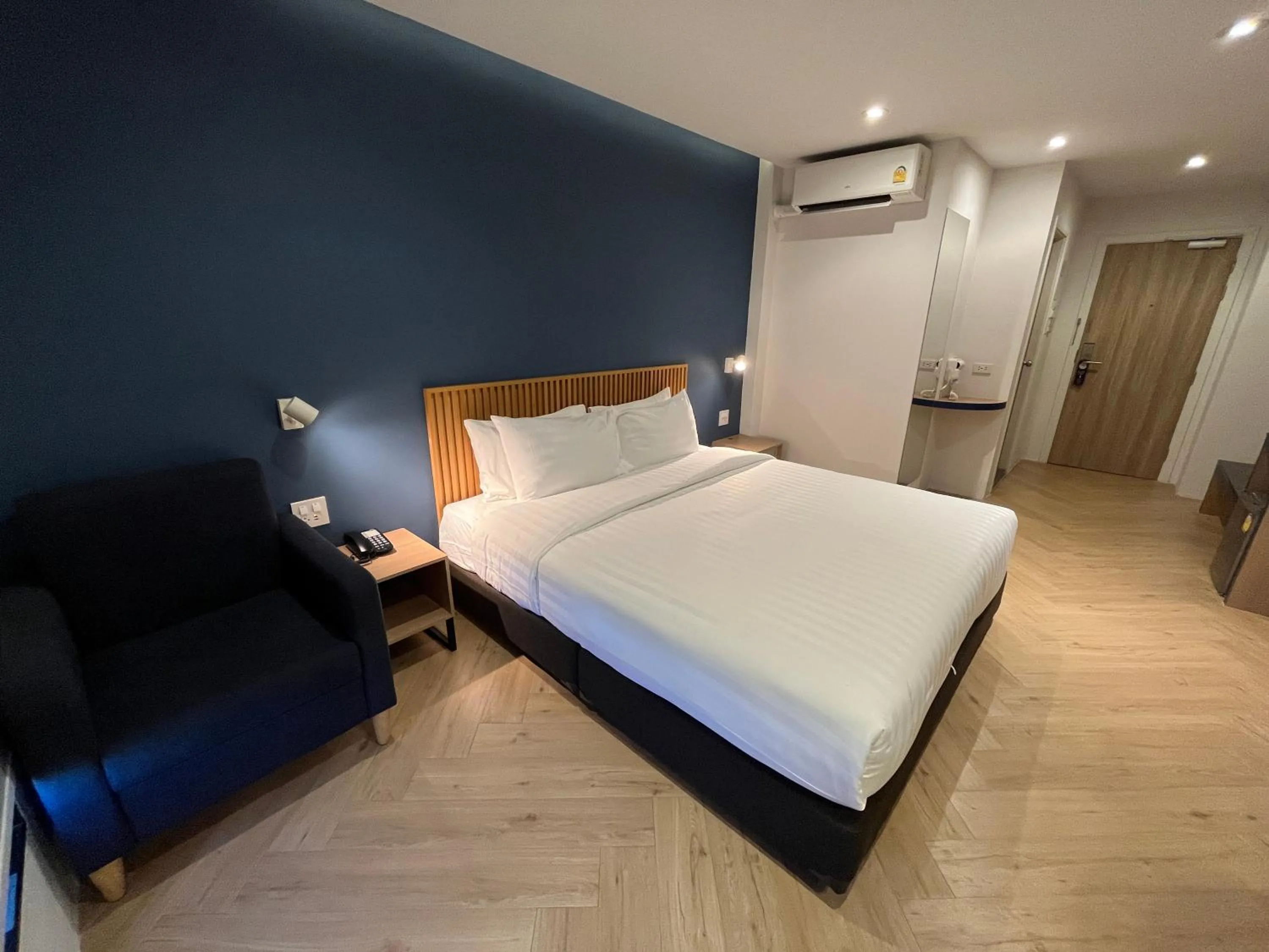 Photo of the whole room, Bed in De Botan Bangna