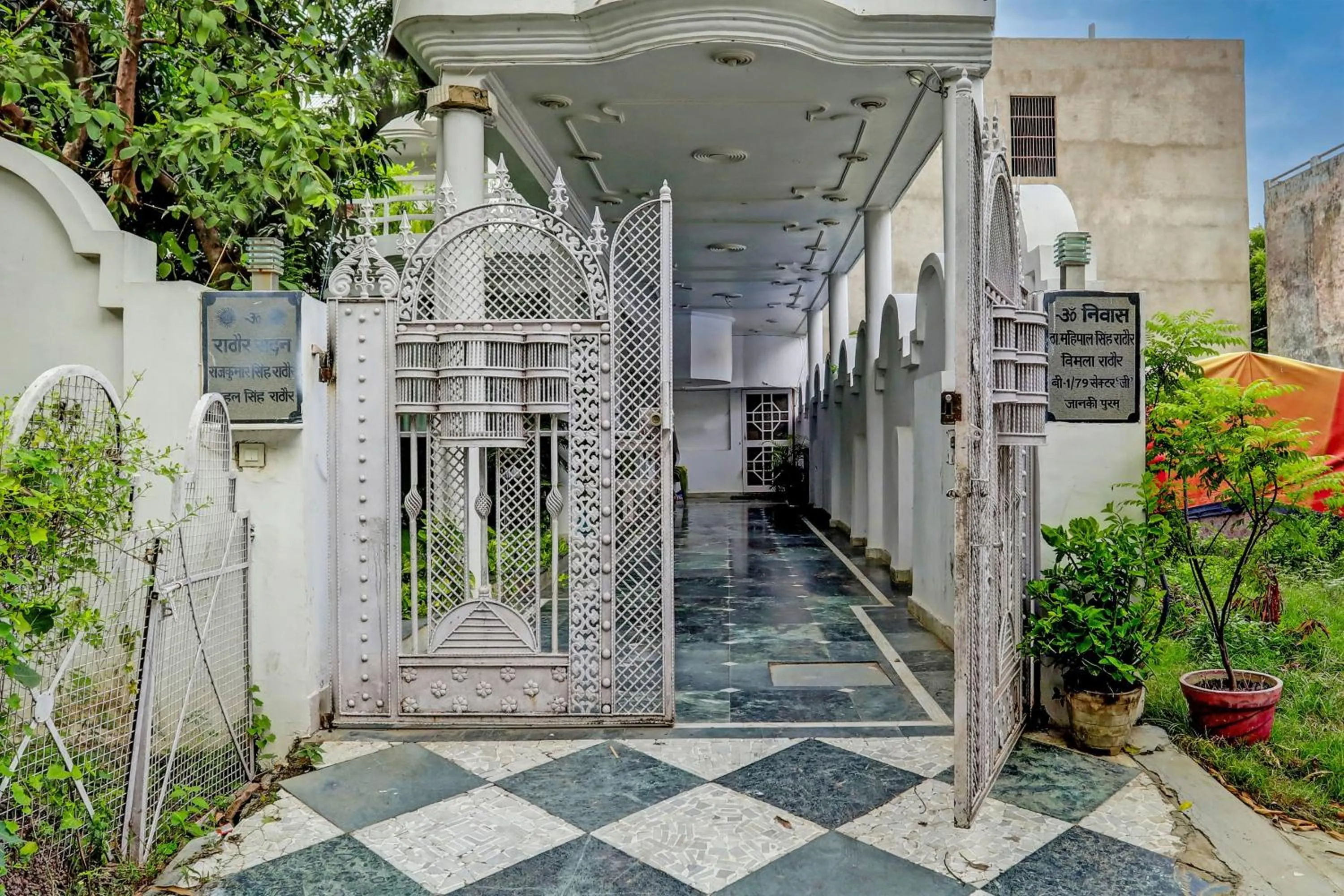 Facade/entrance in OYO Flagship Rathour Palace