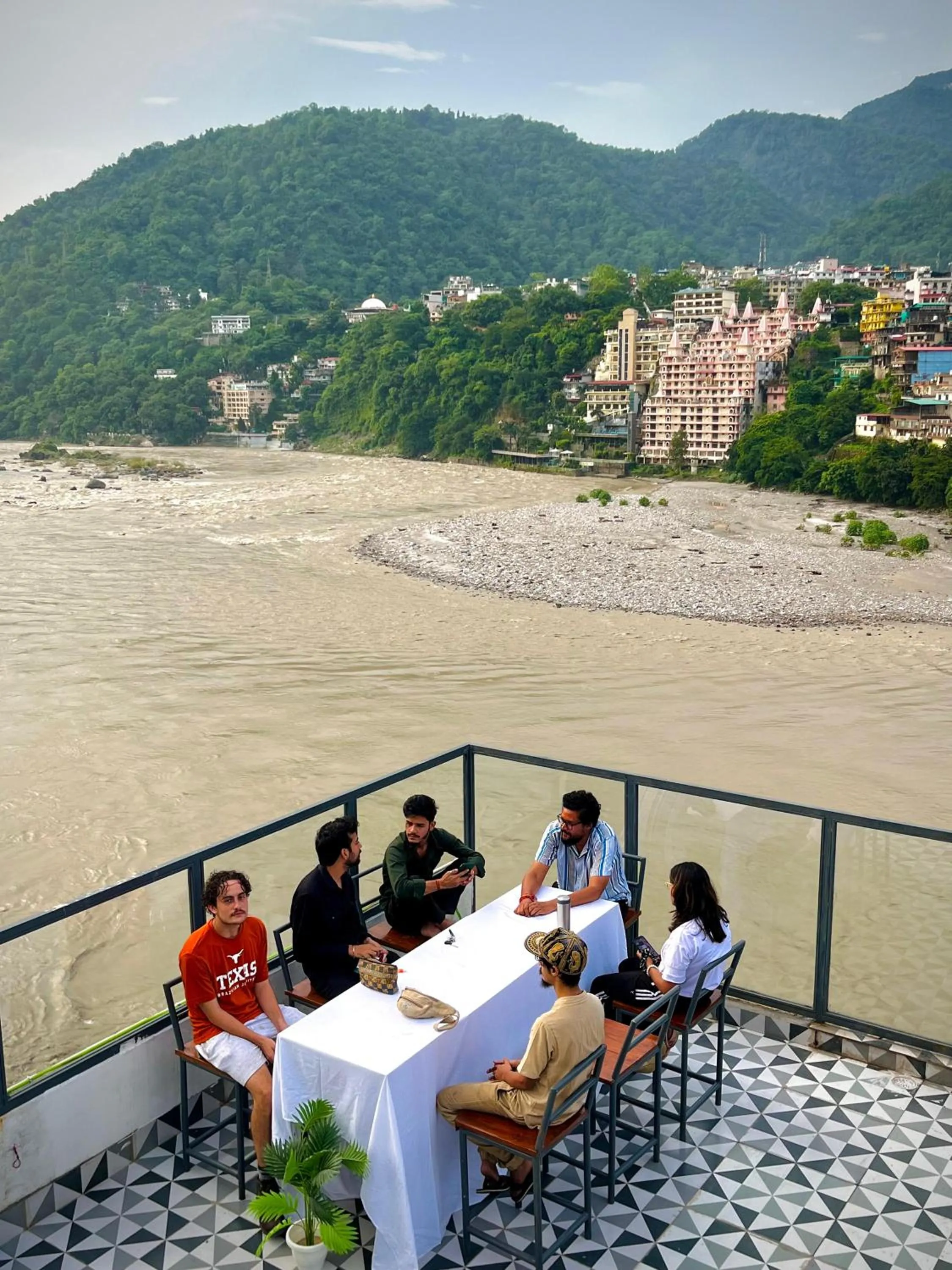 Restaurant/places to eat in Joey's By The Ganges