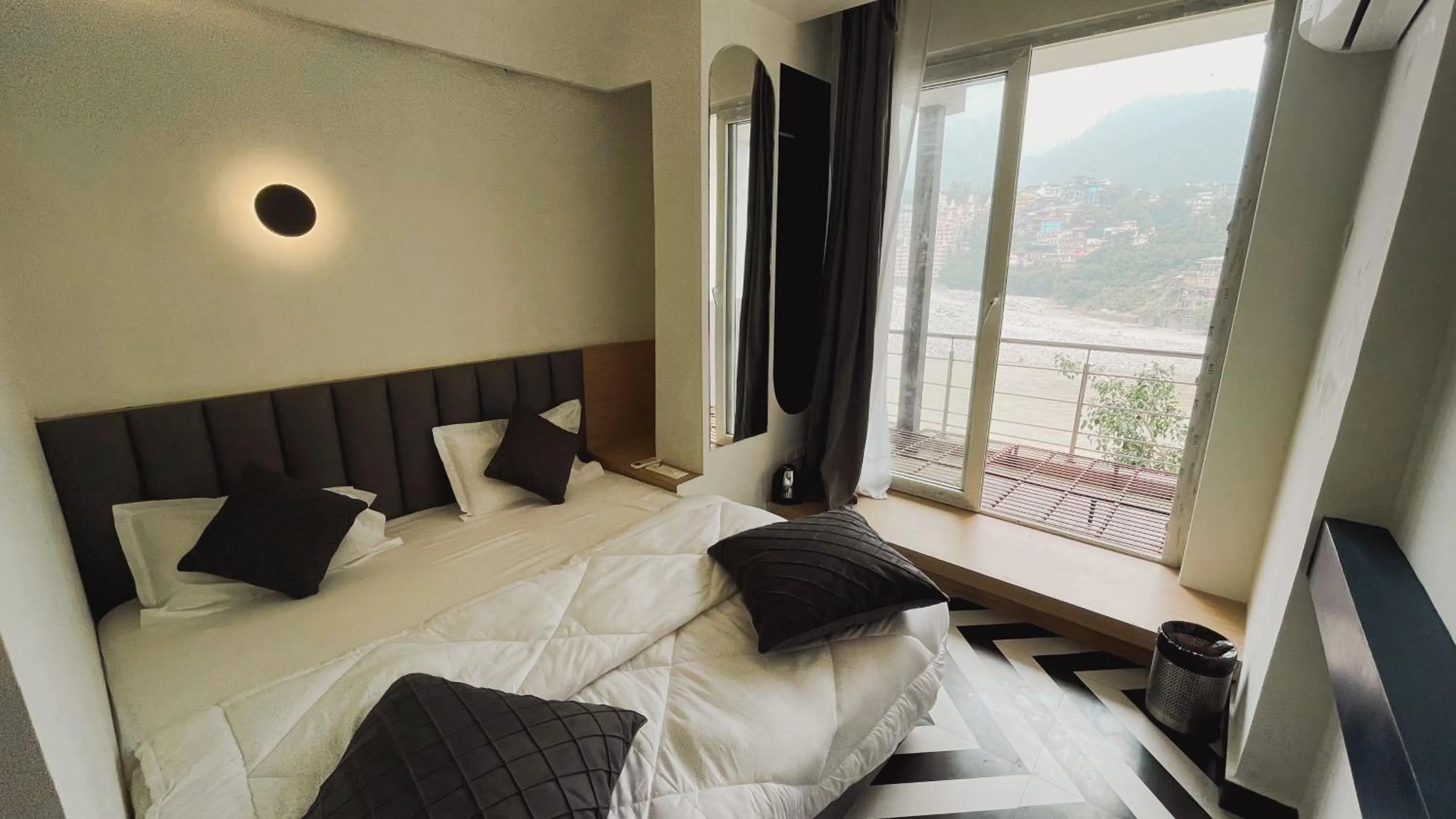 Bed in Joey's By The Ganges