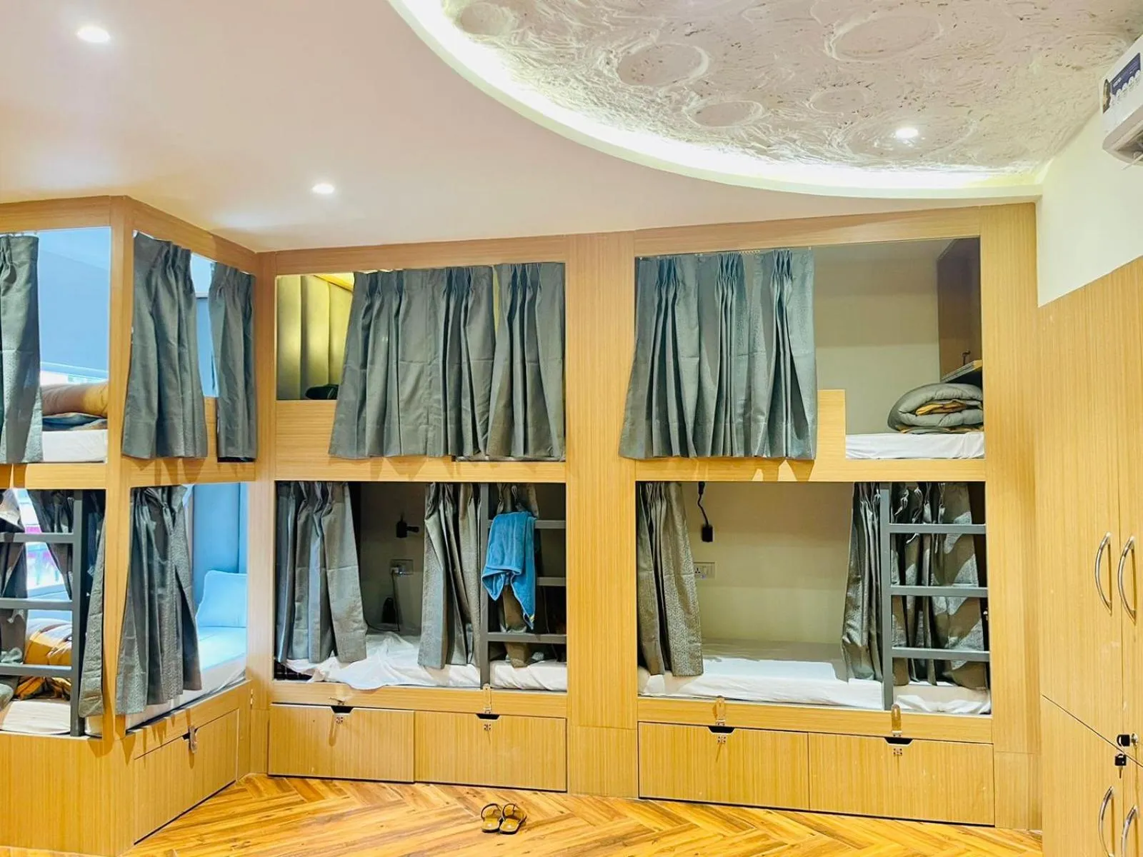 Photo of the whole room in Joey's By The Ganges