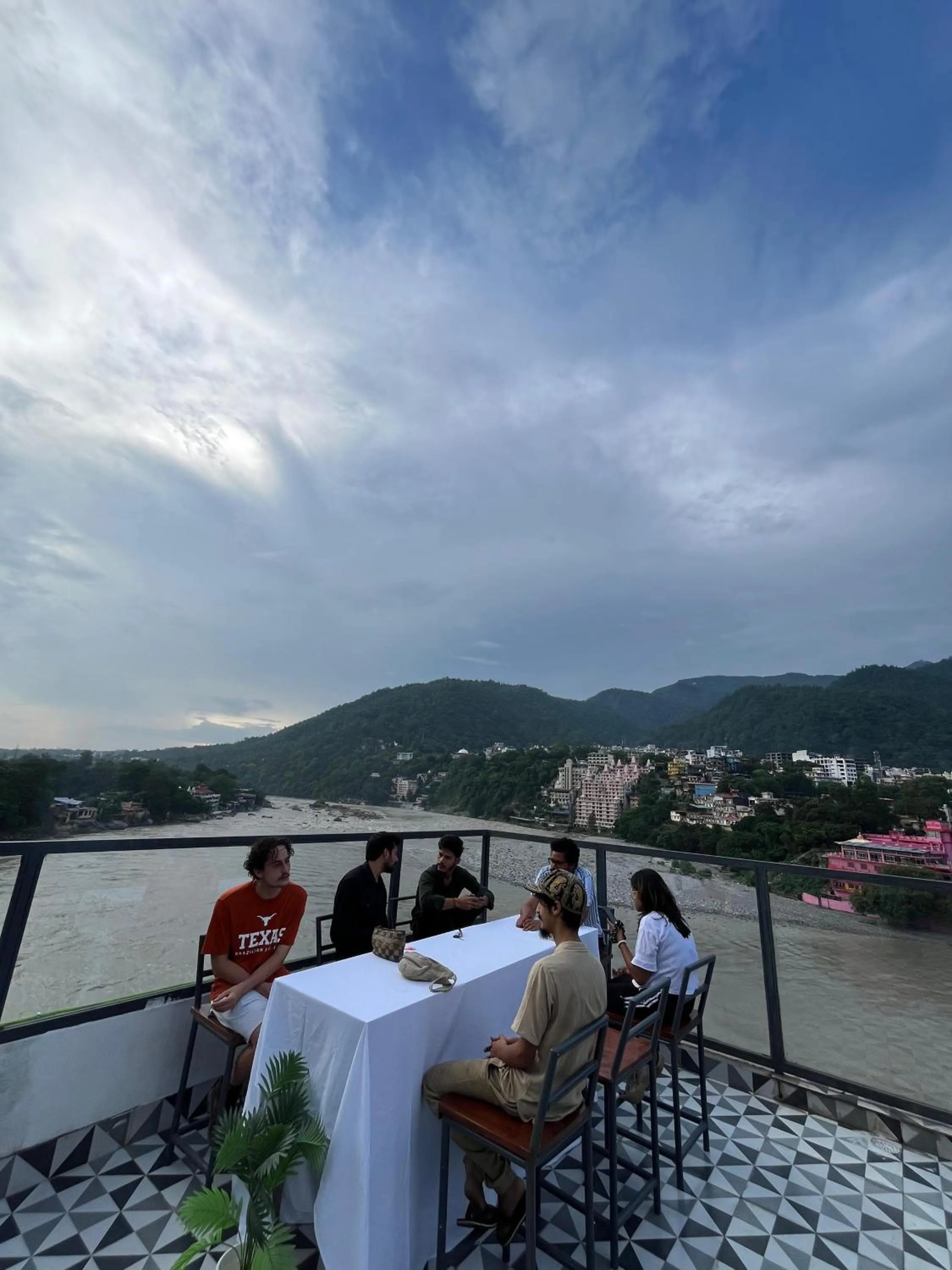 Restaurant/places to eat in Joey's By The Ganges