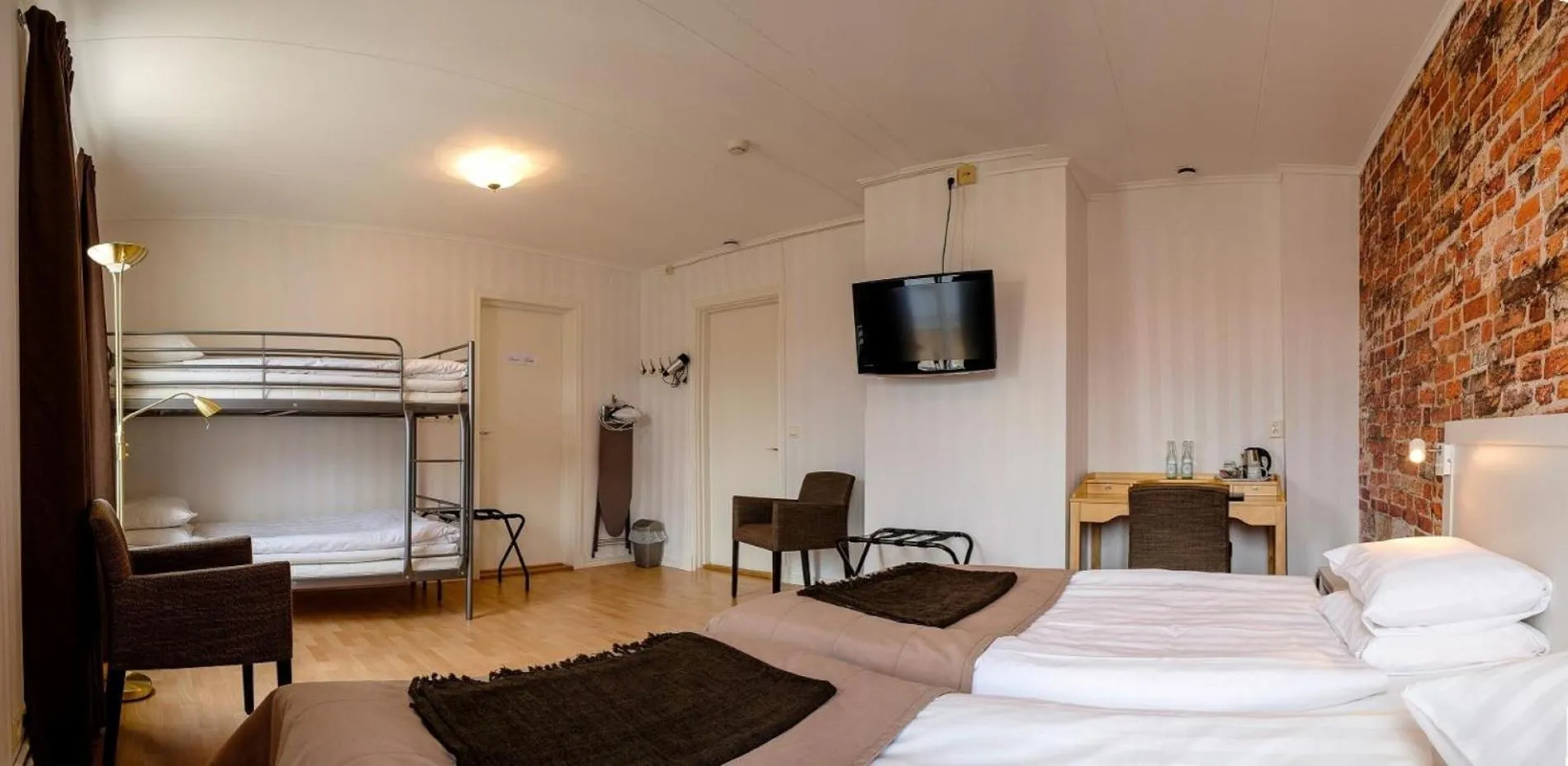 TV and multimedia, Bed in Eksjö Stadshotell Annex