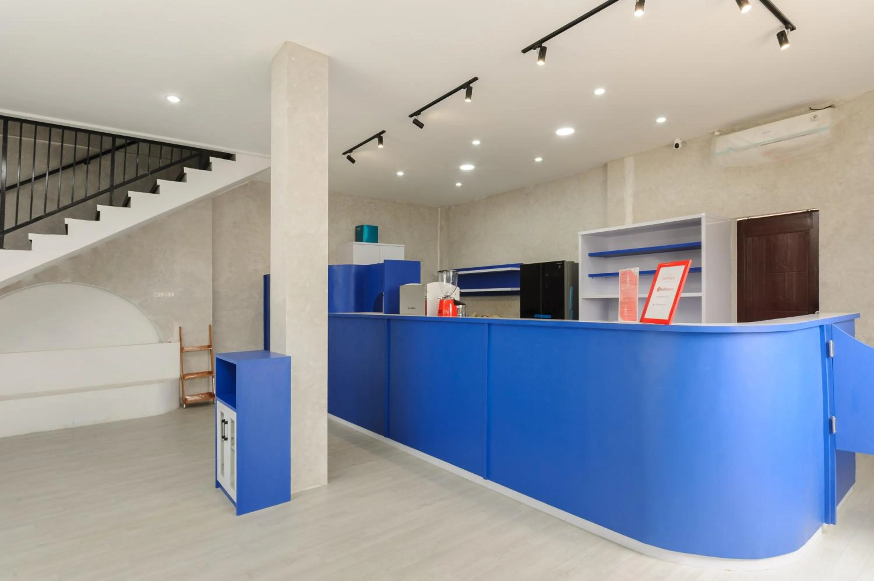 Lobby or reception in RedDoorz Plus Syariah near Mall Boemi Kedaton Lampung