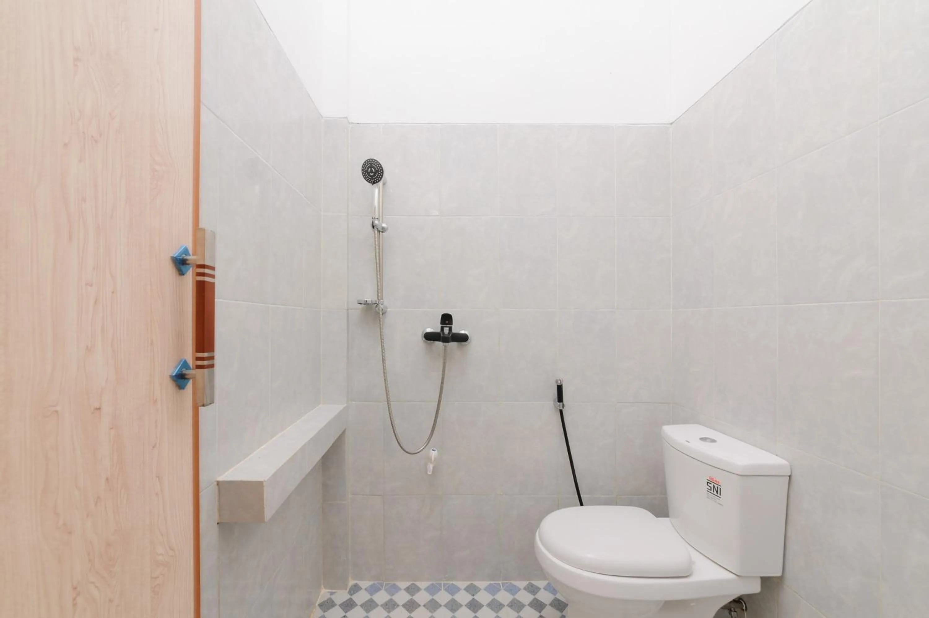 Bathroom in RedDoorz Plus Syariah near Mall Boemi Kedaton Lampung