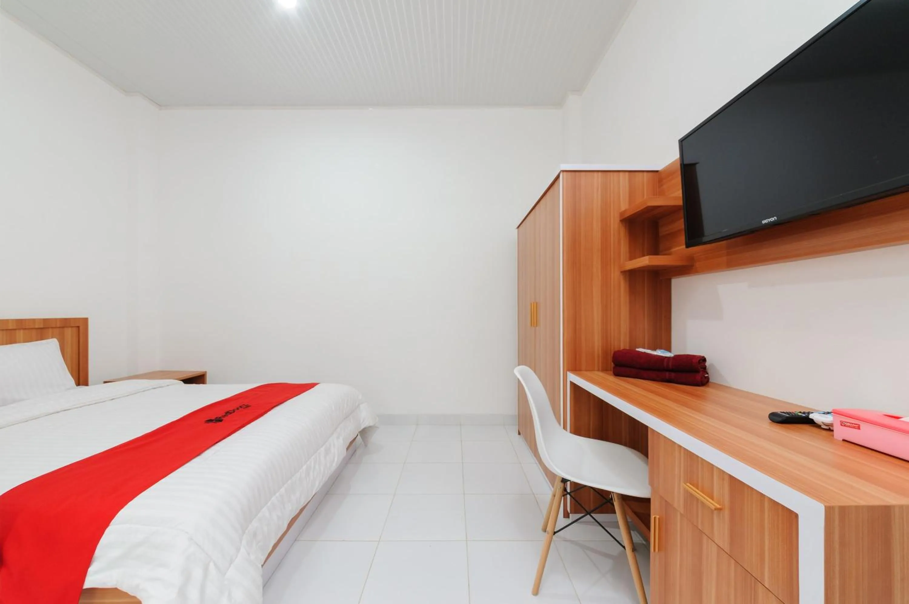 Bed in RedDoorz Plus Syariah near Mall Boemi Kedaton Lampung