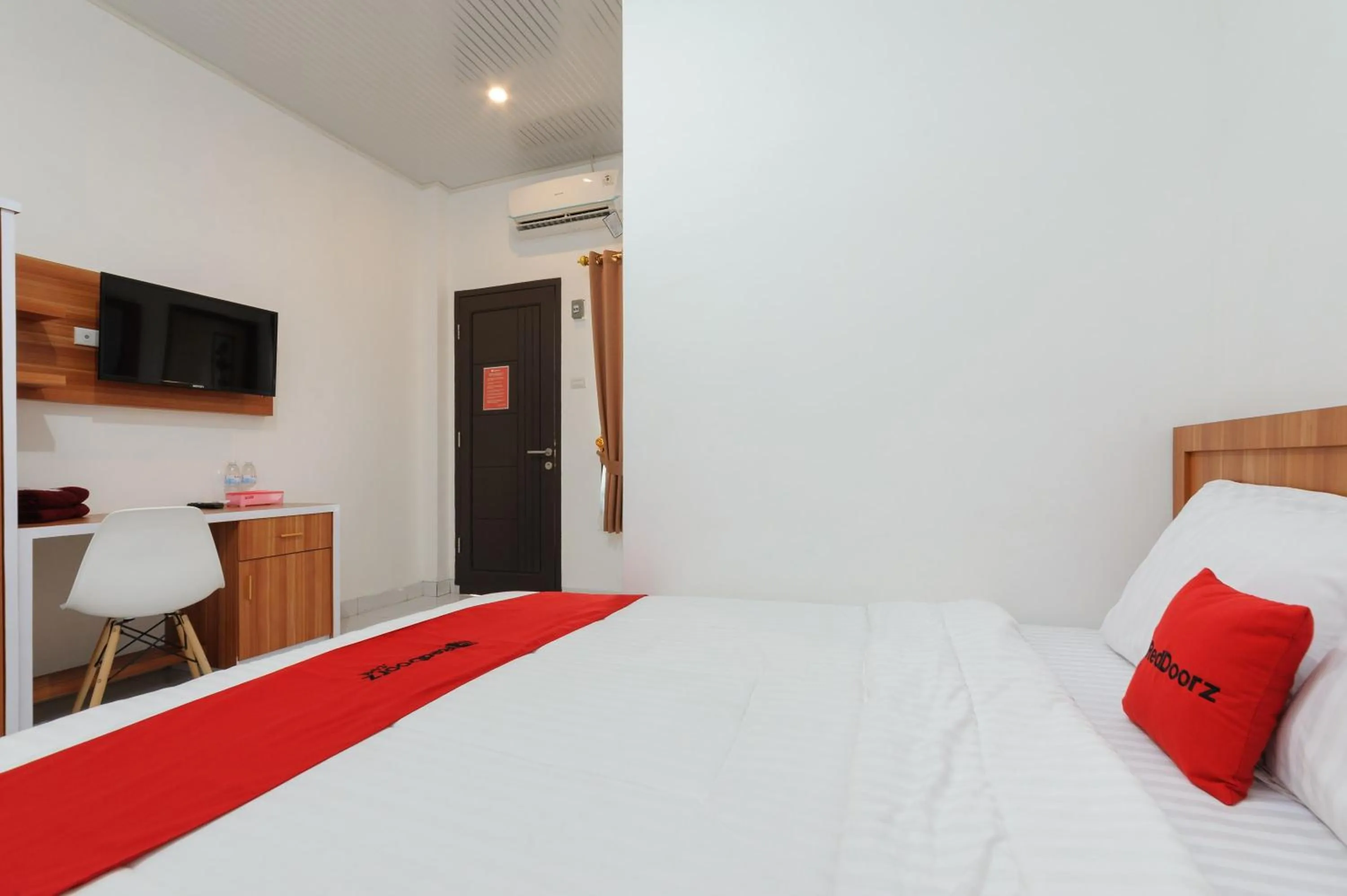 Bed in RedDoorz Plus Syariah near Mall Boemi Kedaton Lampung