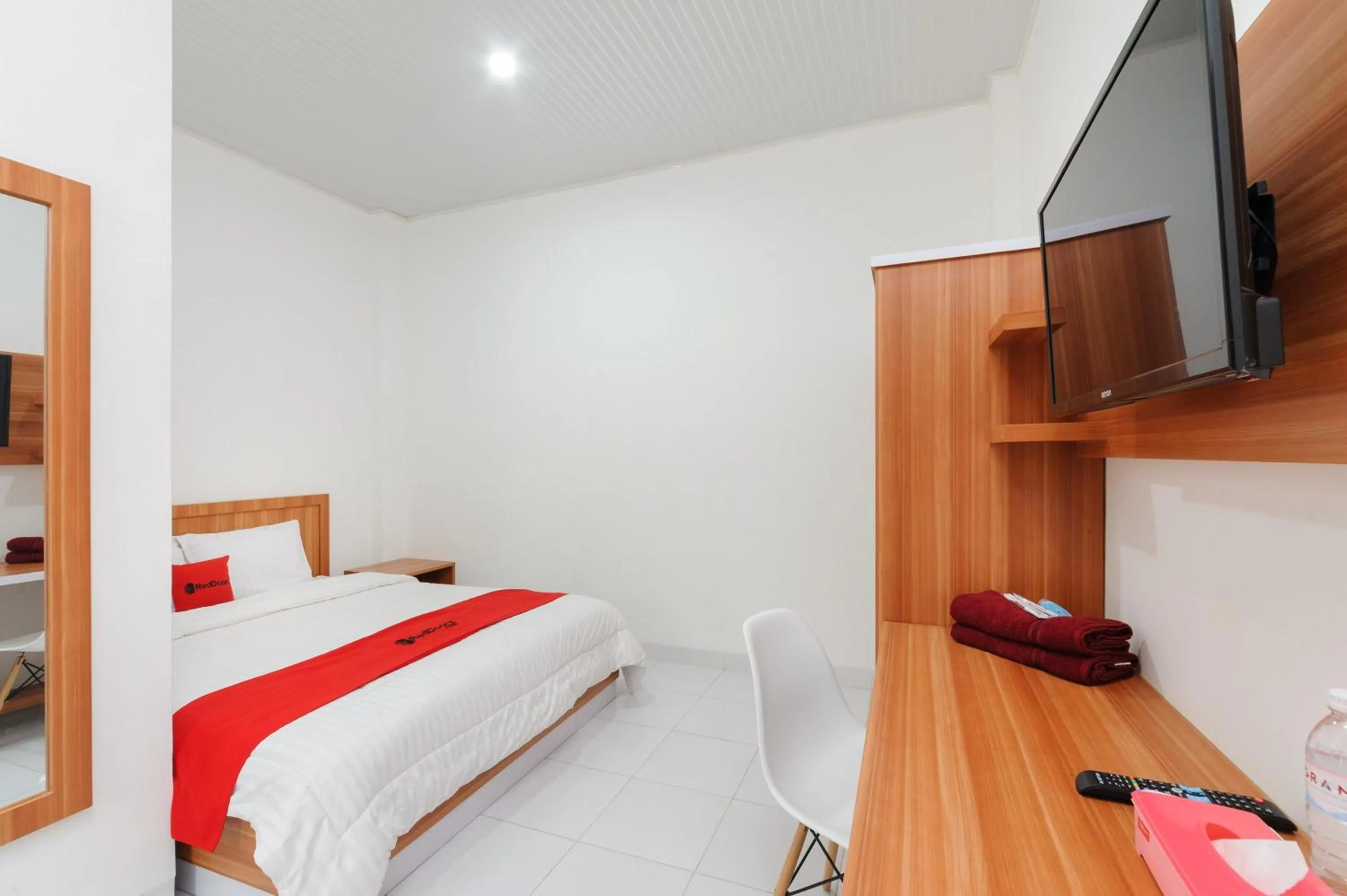 Bed in RedDoorz Plus Syariah near Mall Boemi Kedaton Lampung