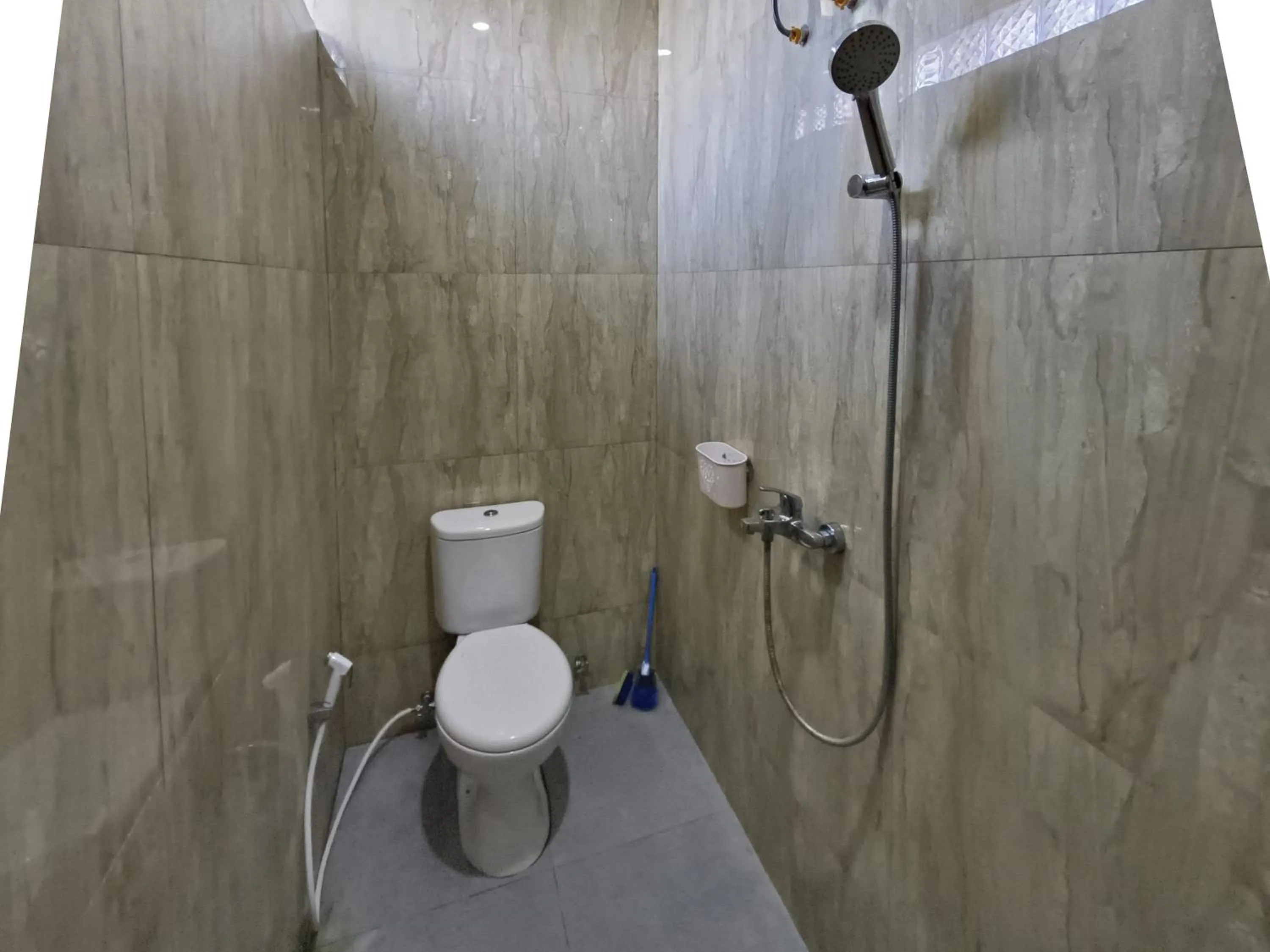 Shower in RedDoorz @ Green Homestay Syariah Baubau