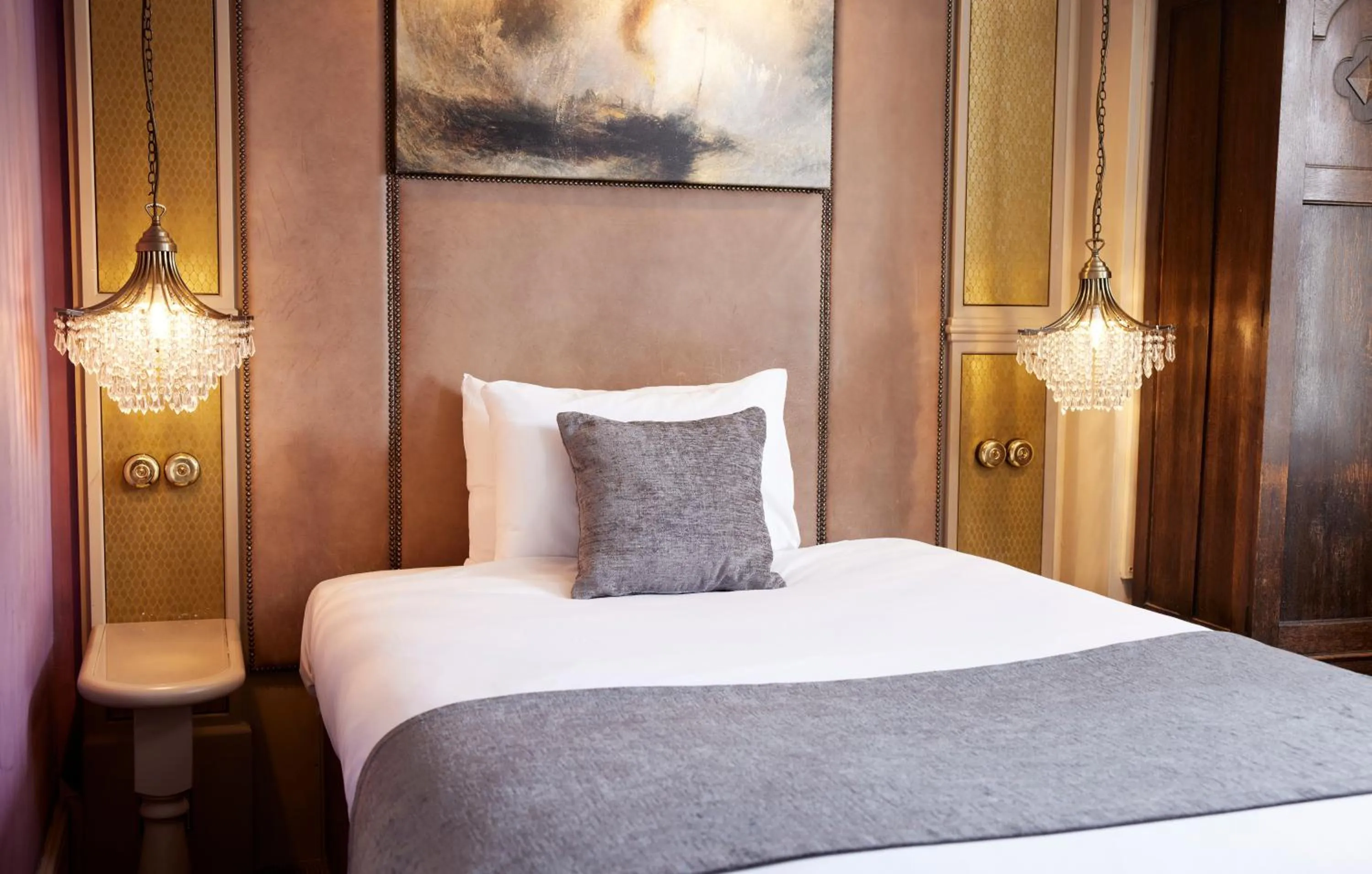 Bed in Fountain Inn by Greene King Inns