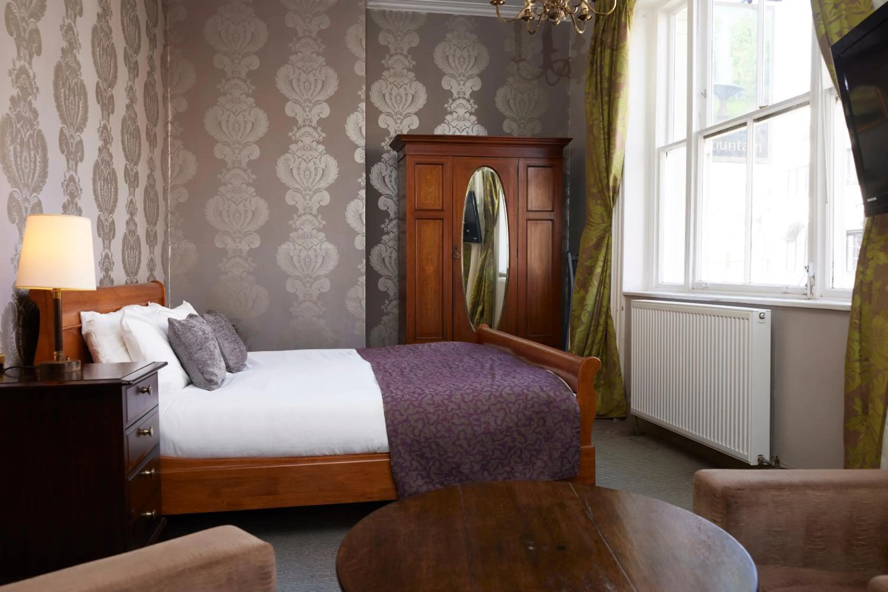 Bedroom, Bed in Fountain Inn by Greene King Inns