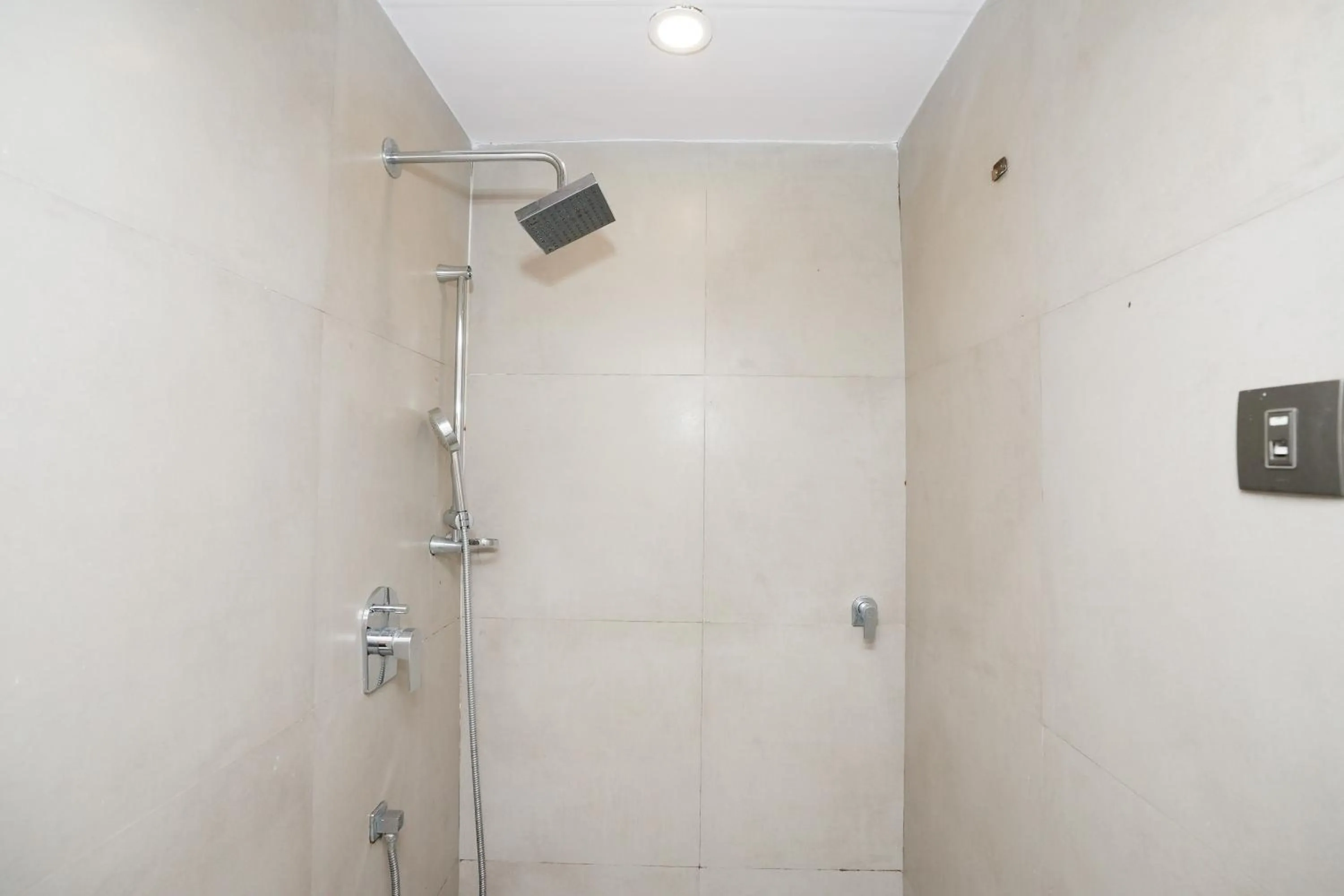 Shower, Bathroom in Hotel Elegance Nx