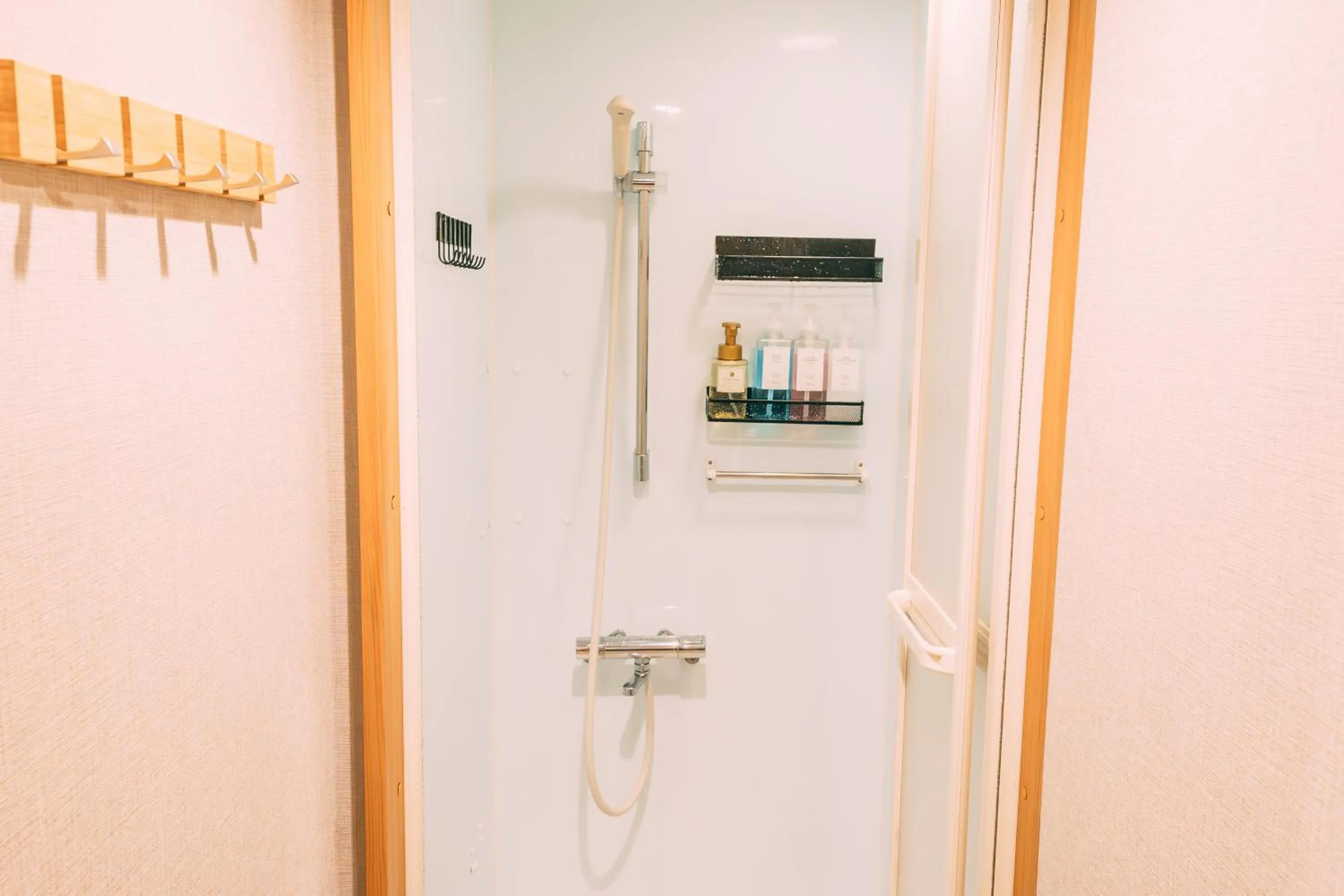 Shower in Tokyo Guesthouse HIVE
