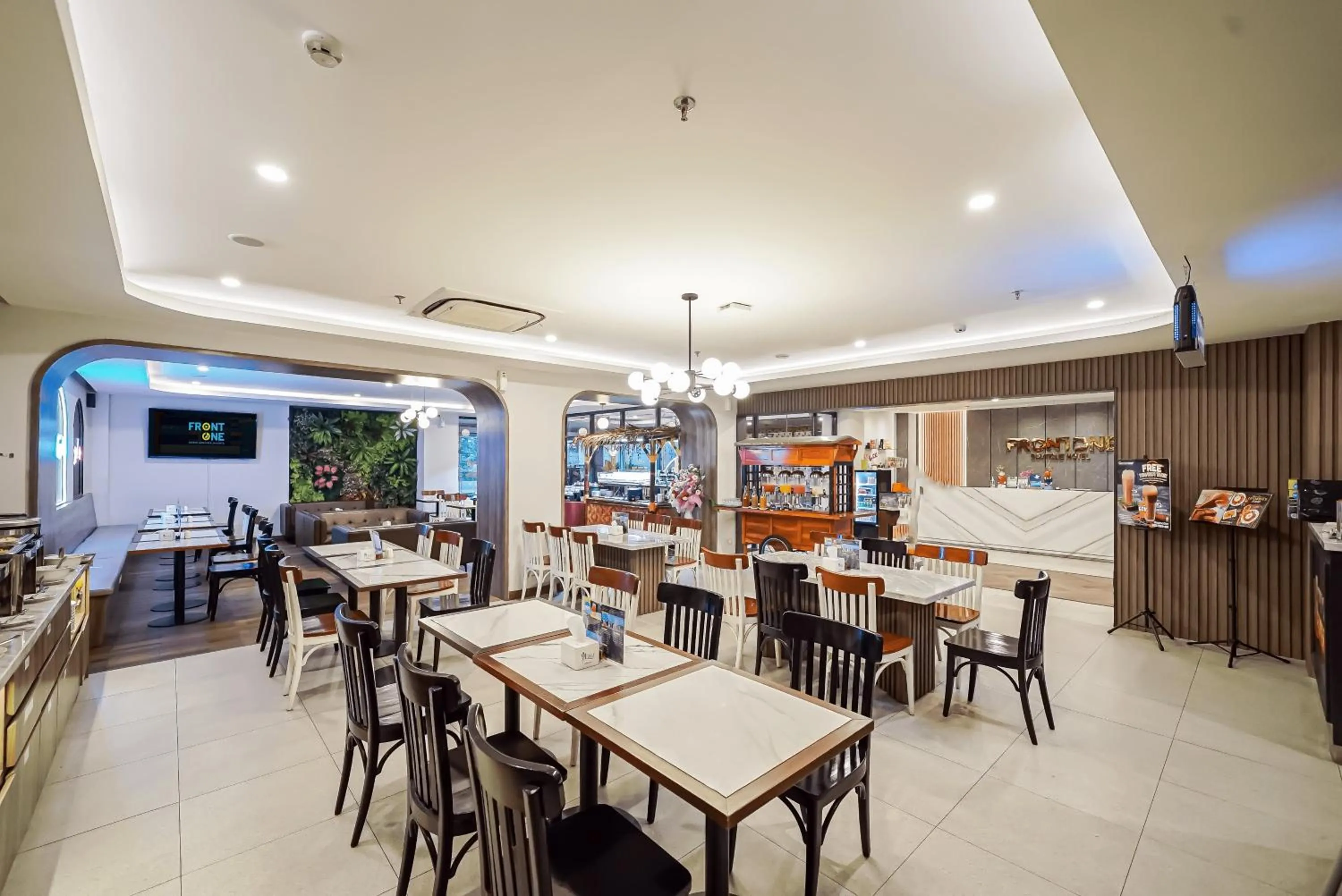 Restaurant/places to eat in Front One Boutique Hotel Taman Anggrek