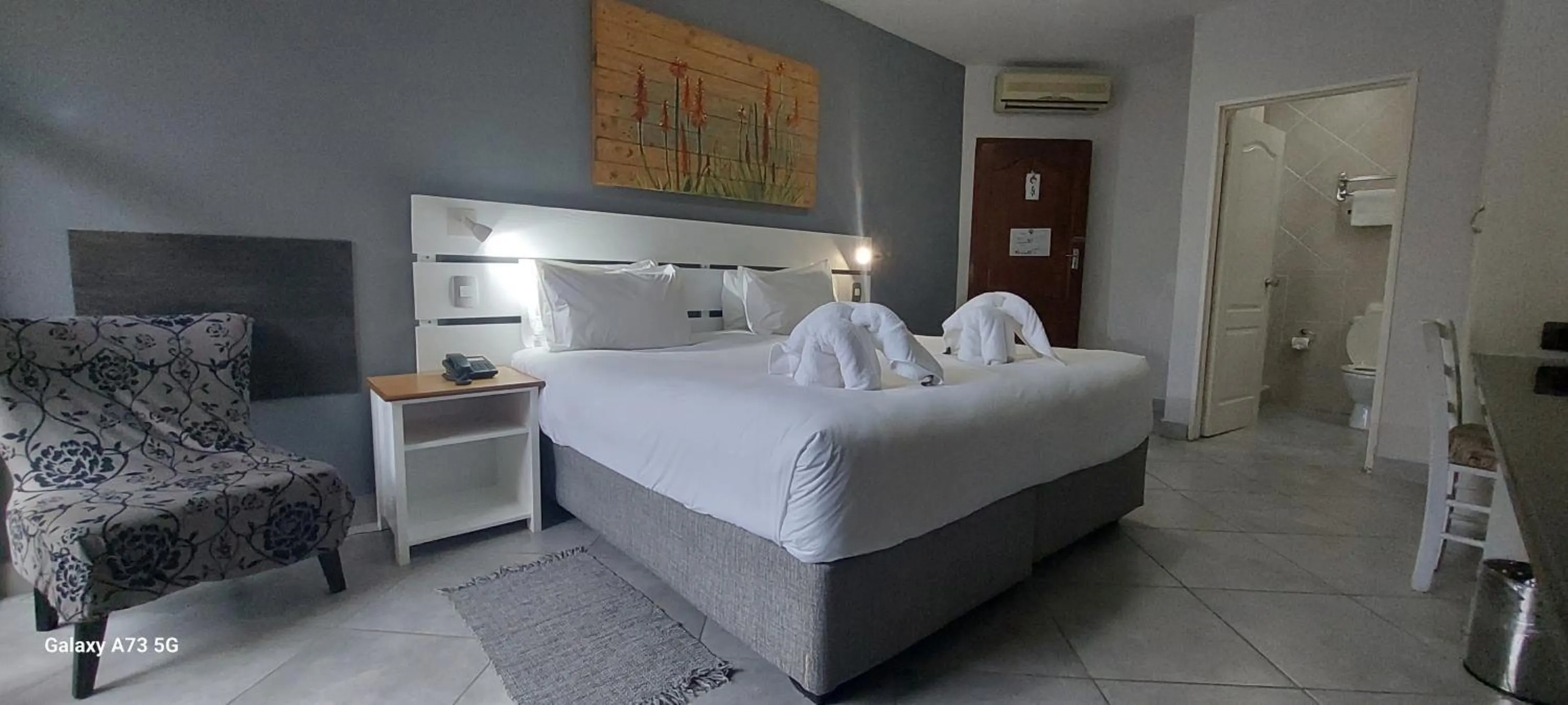 Bedroom, Bed in Elephant Lake Hotel