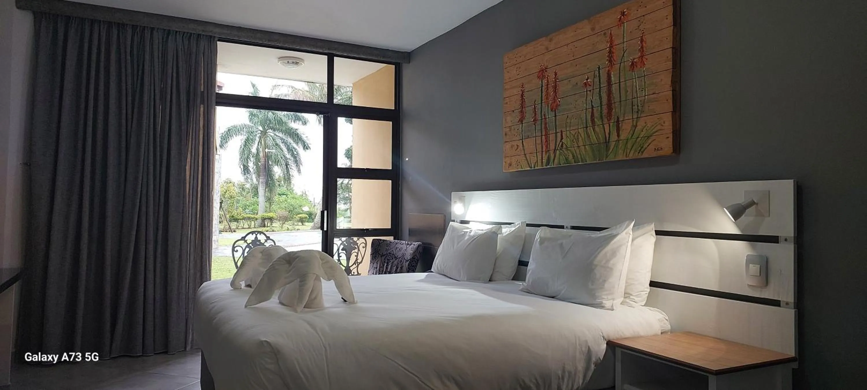 Bedroom, Bed in Elephant Lake Hotel