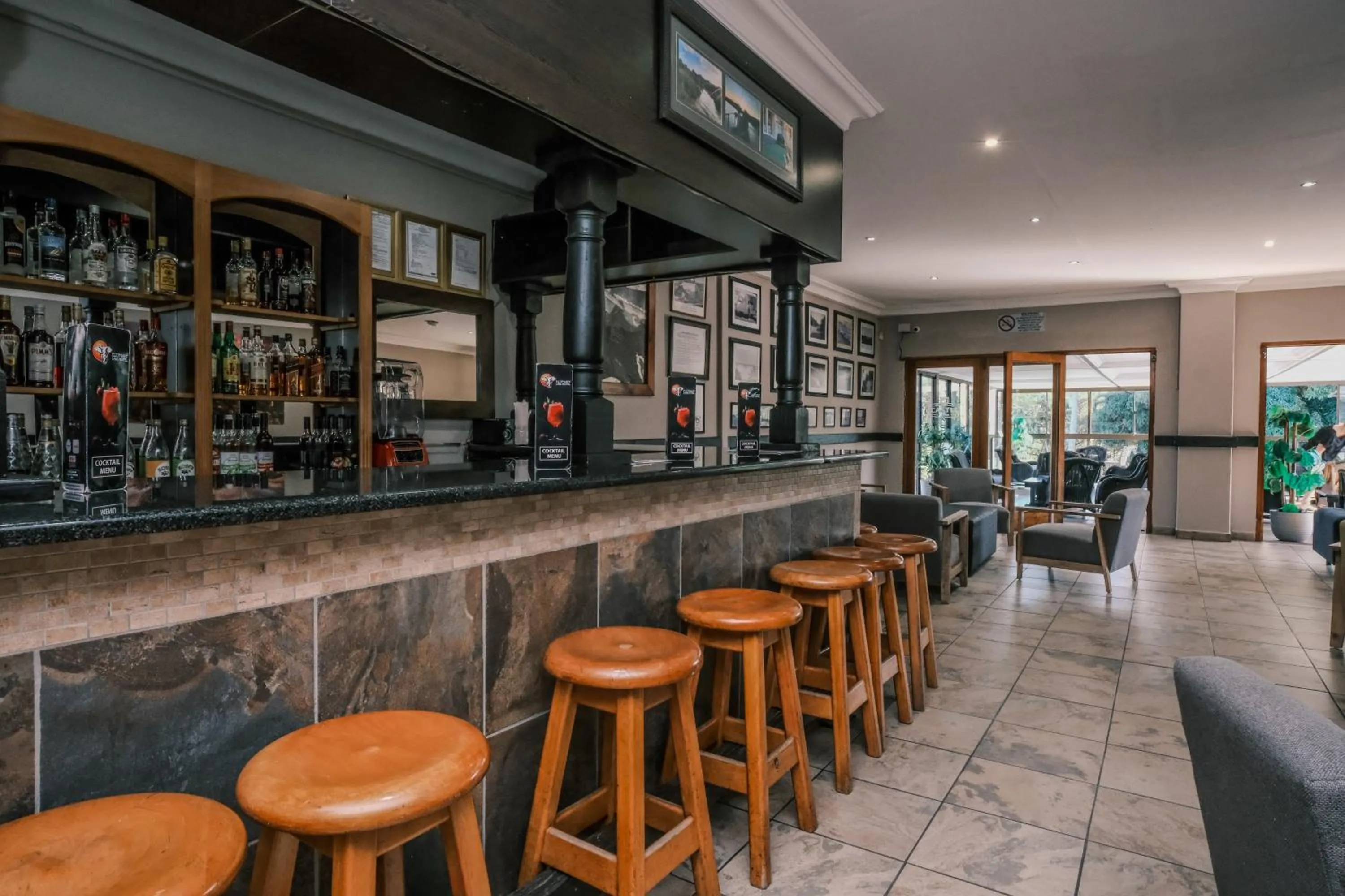 Lounge or bar in Elephant Lake Hotel