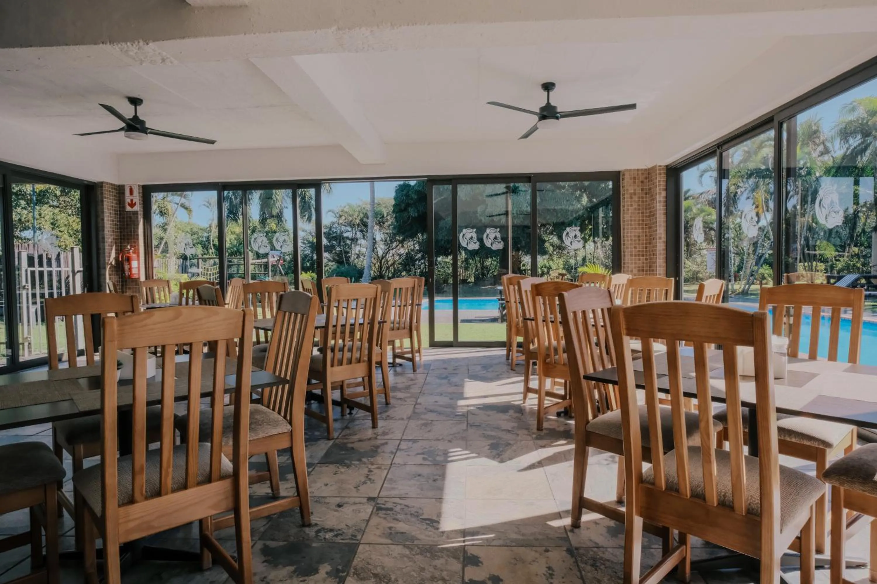 Restaurant/places to eat in Elephant Lake Hotel