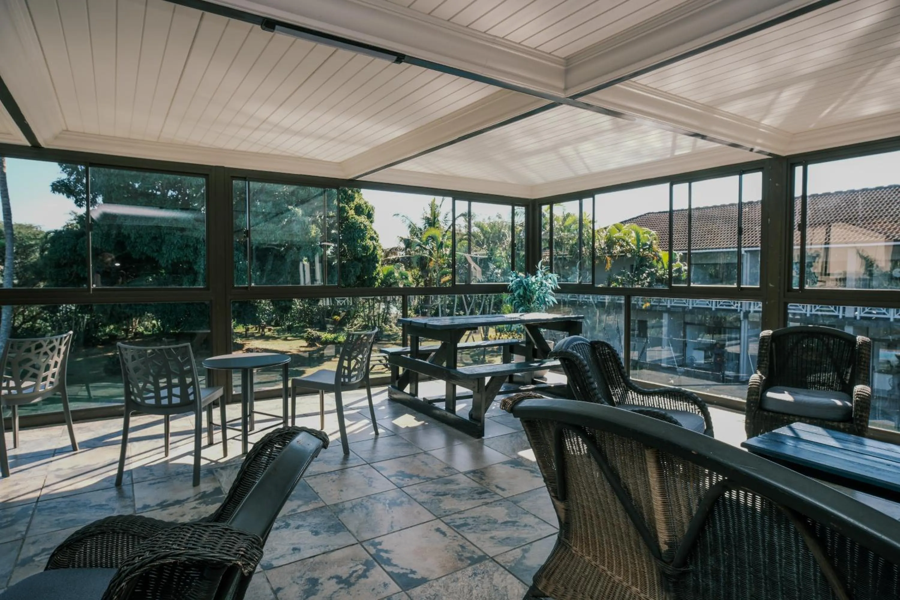 Restaurant/places to eat in Elephant Lake Hotel