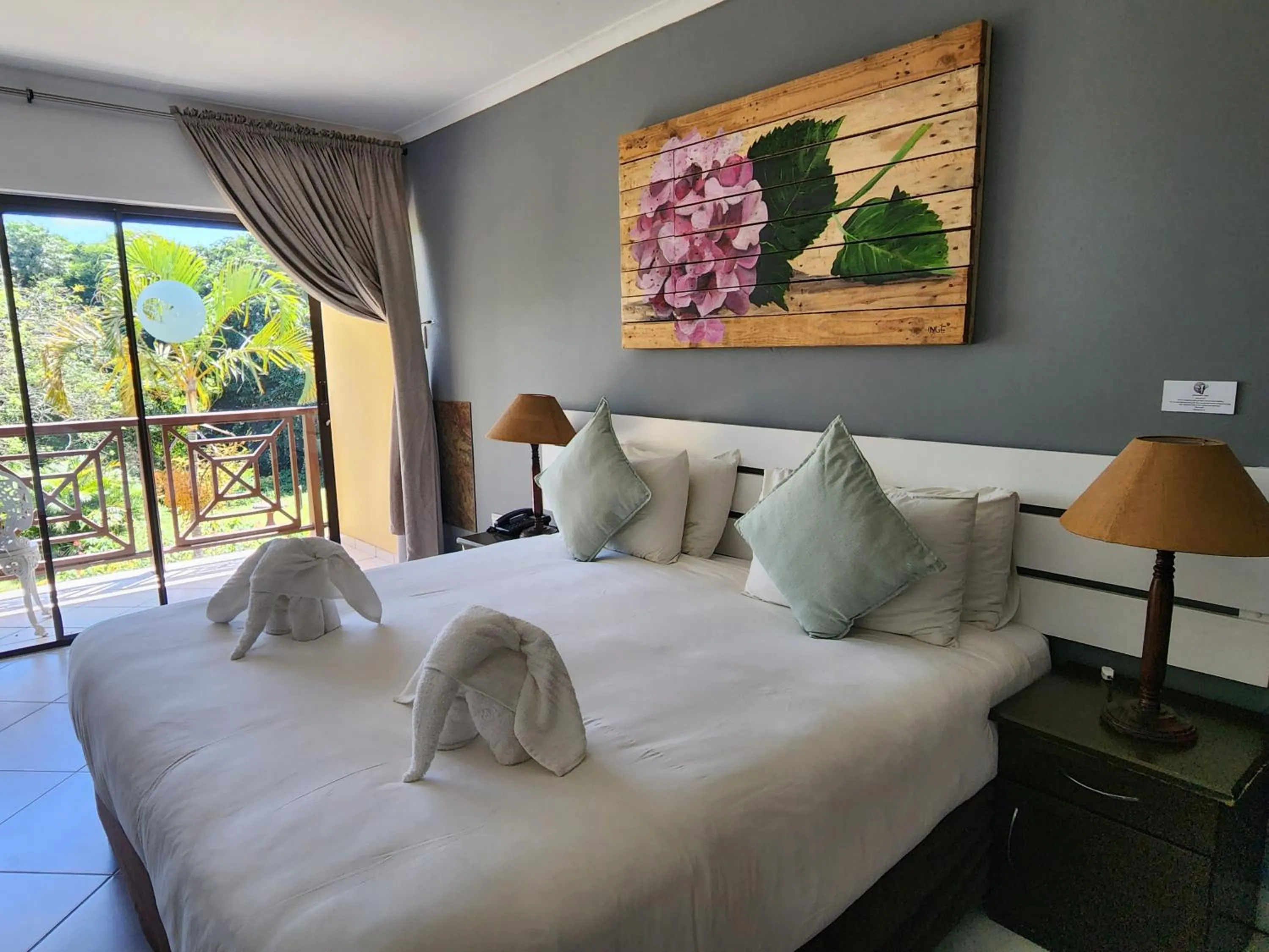 Property building, Bed in Elephant Lake Hotel