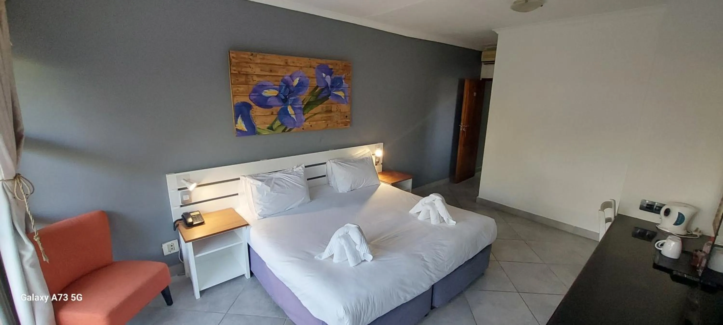 Bedroom, Bed in Elephant Lake Hotel