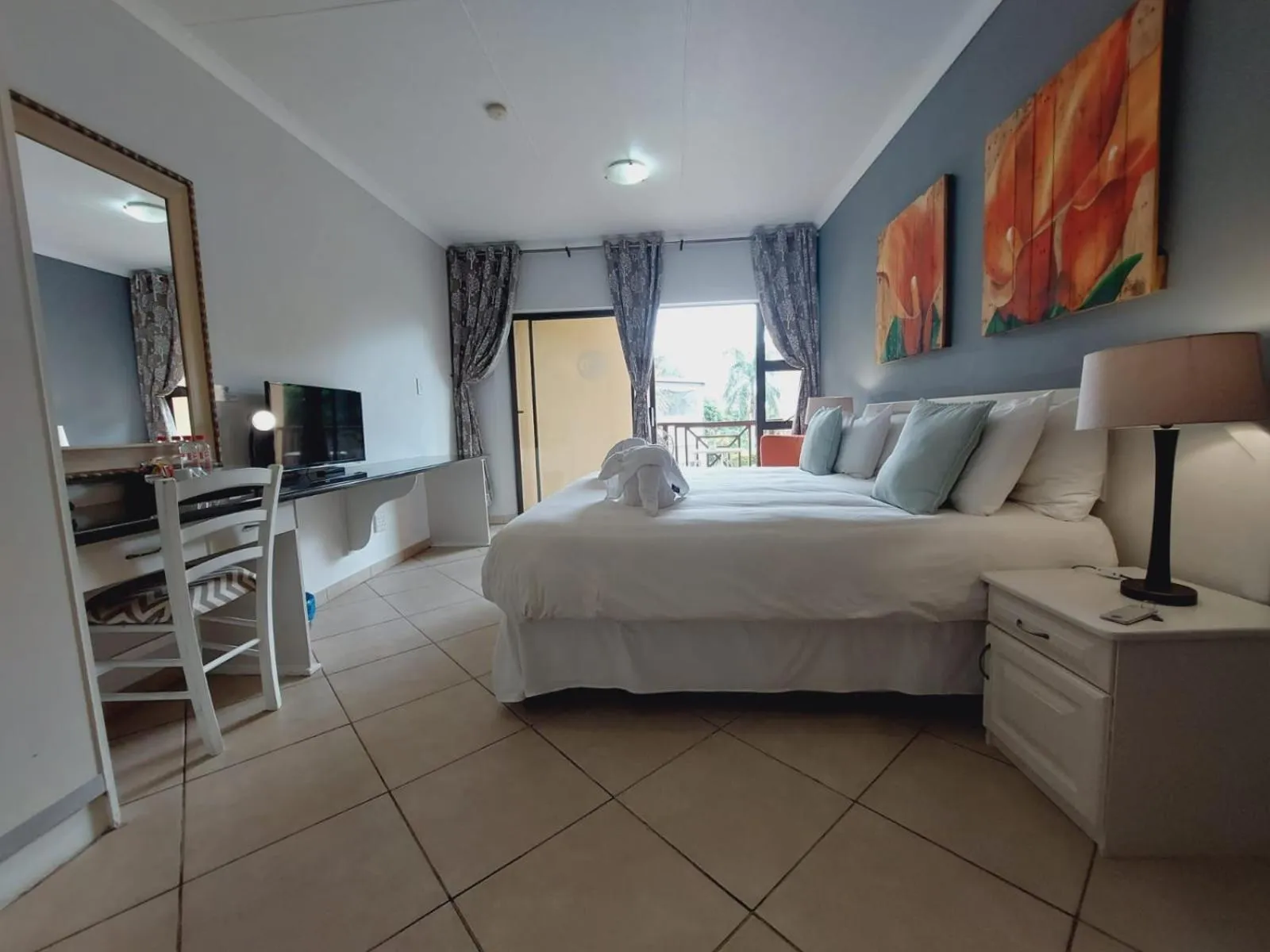 Property building, Bed in Elephant Lake Hotel