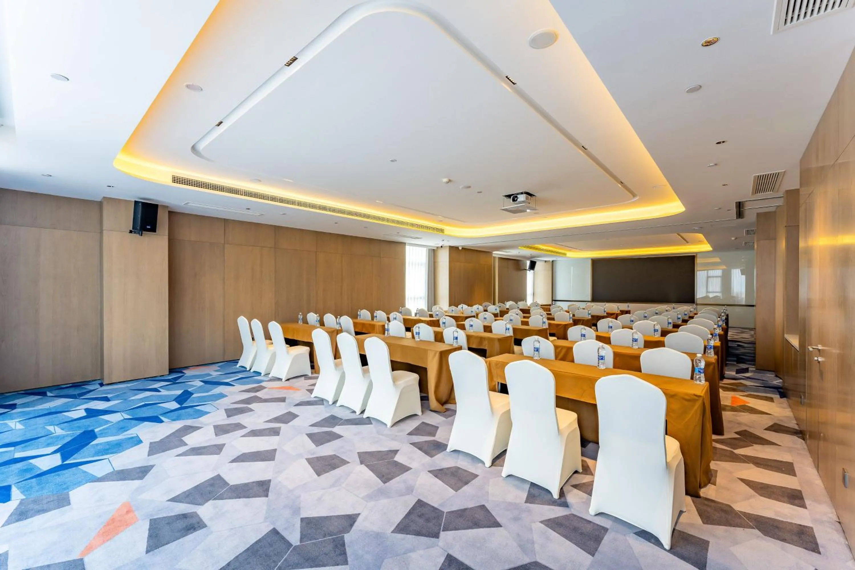 Meeting/conference room in Holiday Inn Express Suzhou Bay by IHG