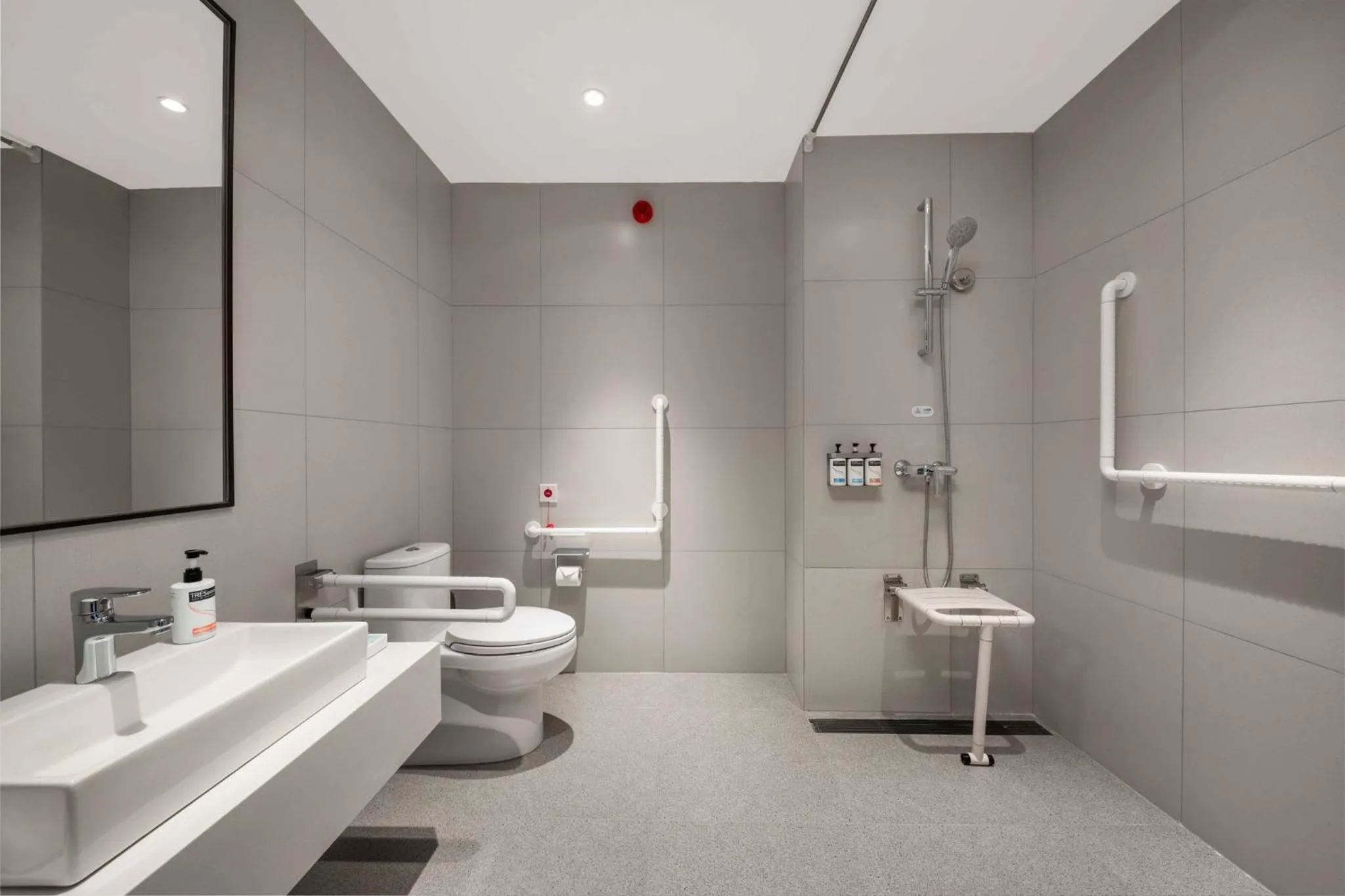 Bathroom in Holiday Inn Express Mianyang Sci-Tech City by IHG
