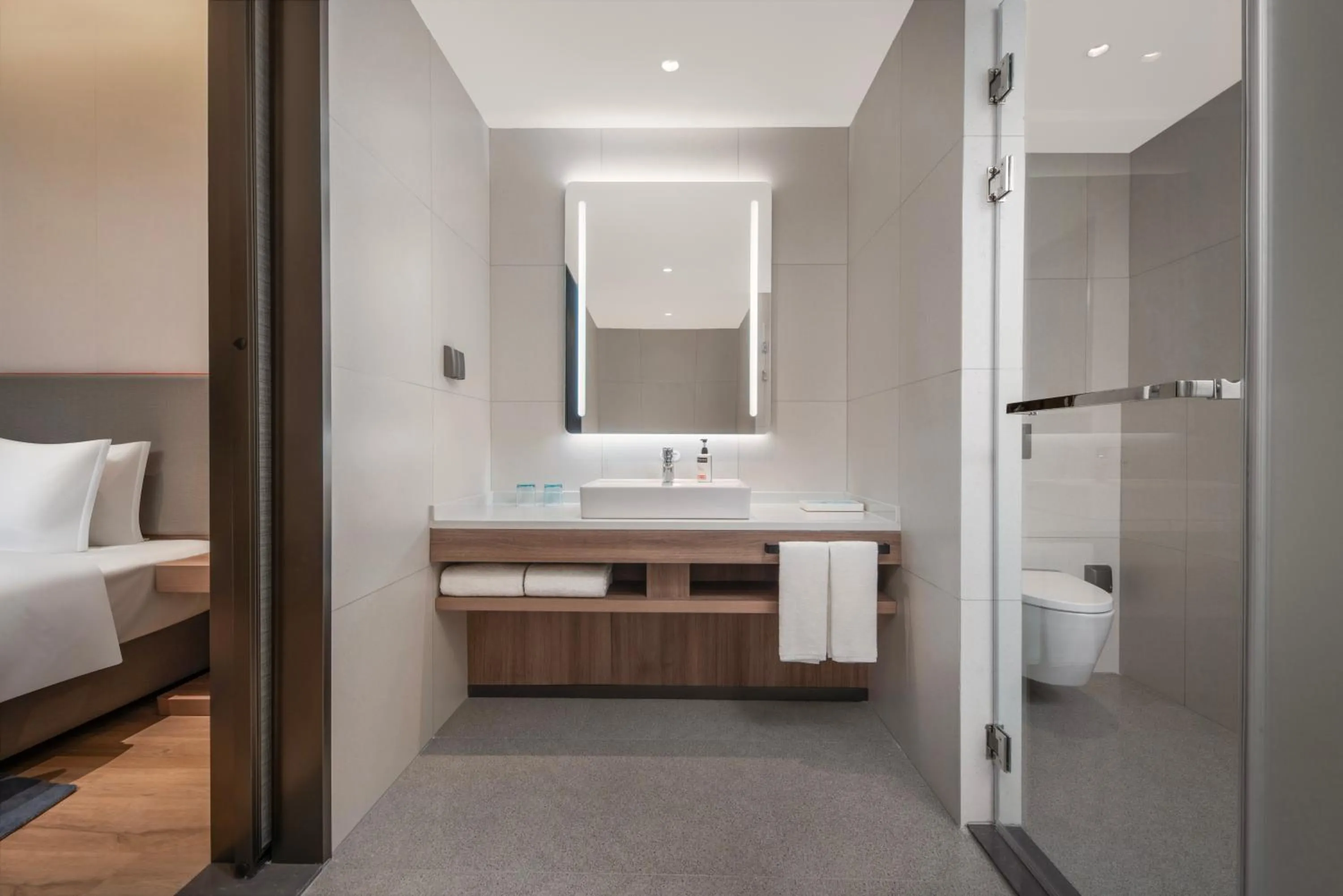 Toilet, Bed in Holiday Inn Express Mianyang Sci-Tech City by IHG