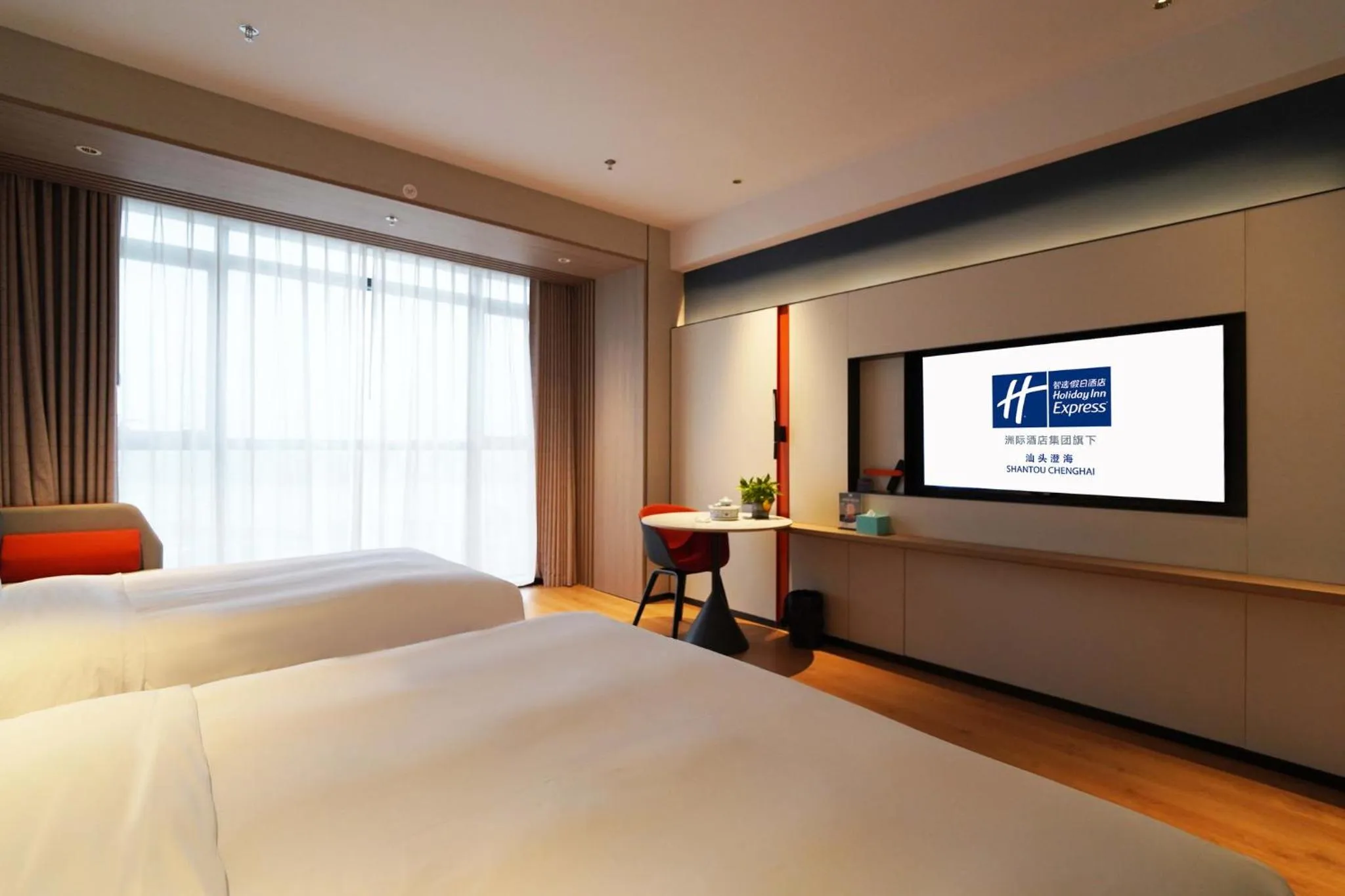 Photo of the whole room, Bed in Holiday Inn Express Shantou Chenghai