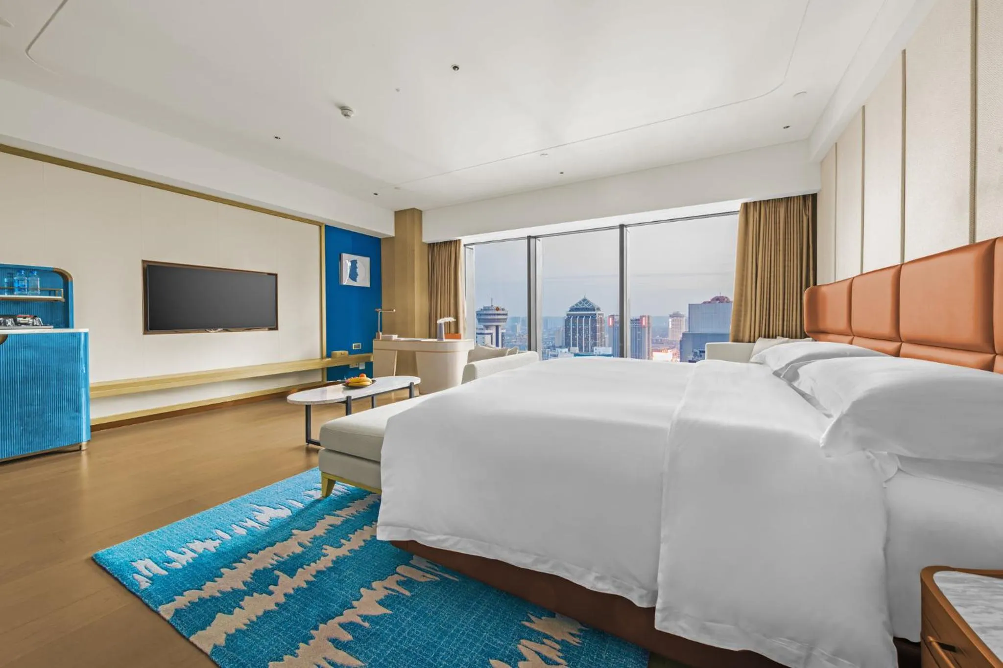 Photo of the whole room, Bed in InterContinental Hotels Zhengzhou