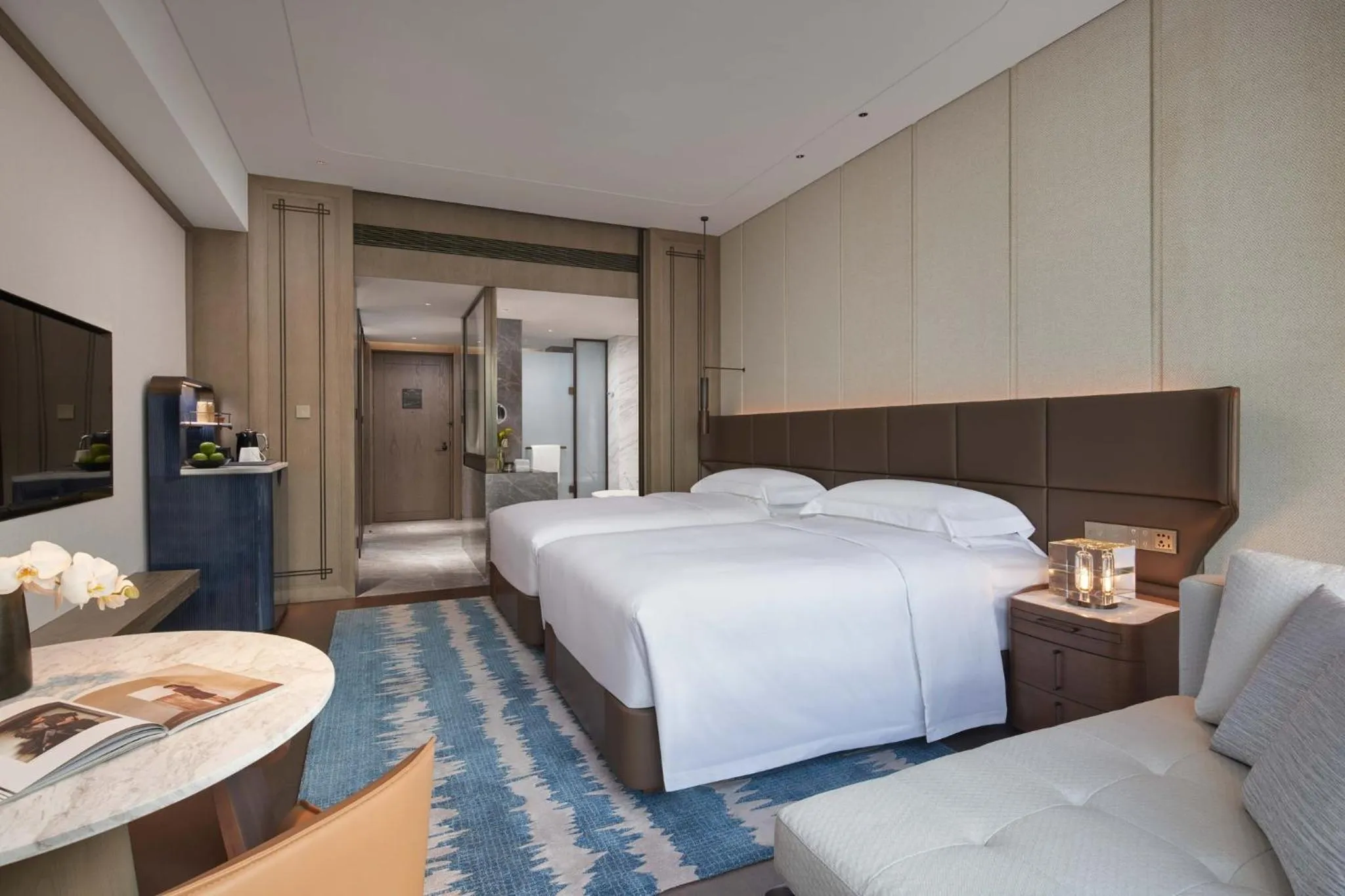 Photo of the whole room, Bed in InterContinental Hotels Zhengzhou