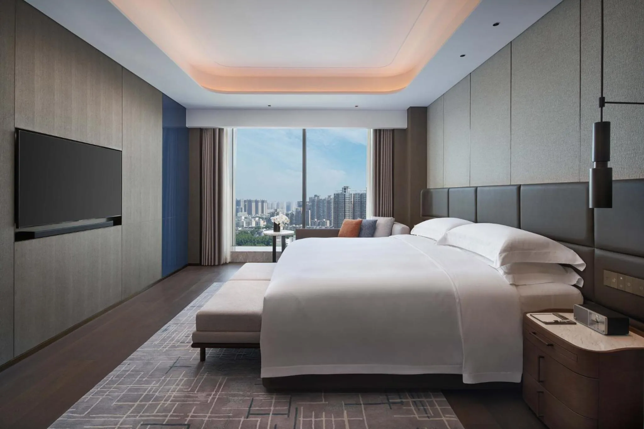 Photo of the whole room, Bed in InterContinental Hotels Zhengzhou
