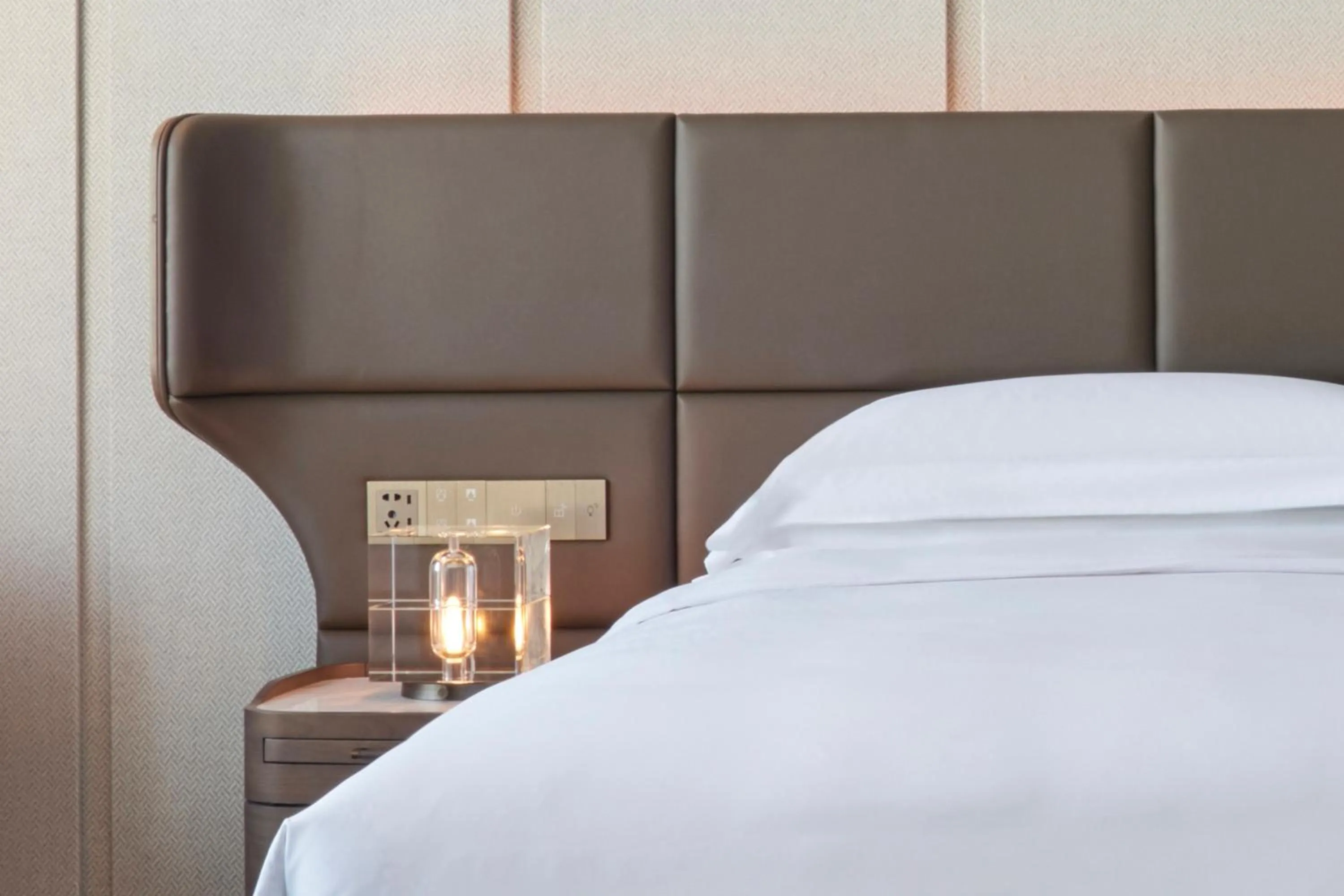 Photo of the whole room, Bed in InterContinental Hotels Zhengzhou