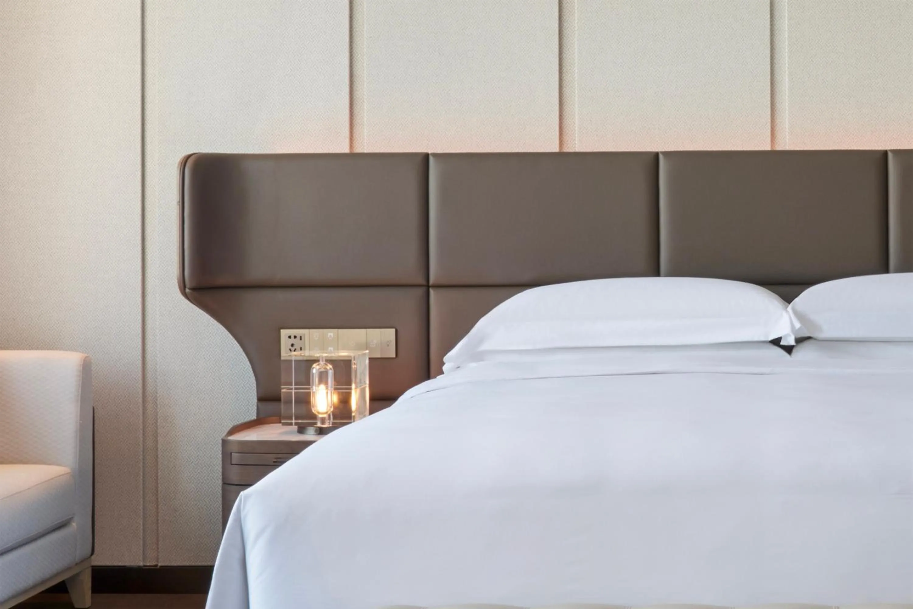 Photo of the whole room, Bed in InterContinental Hotels Zhengzhou